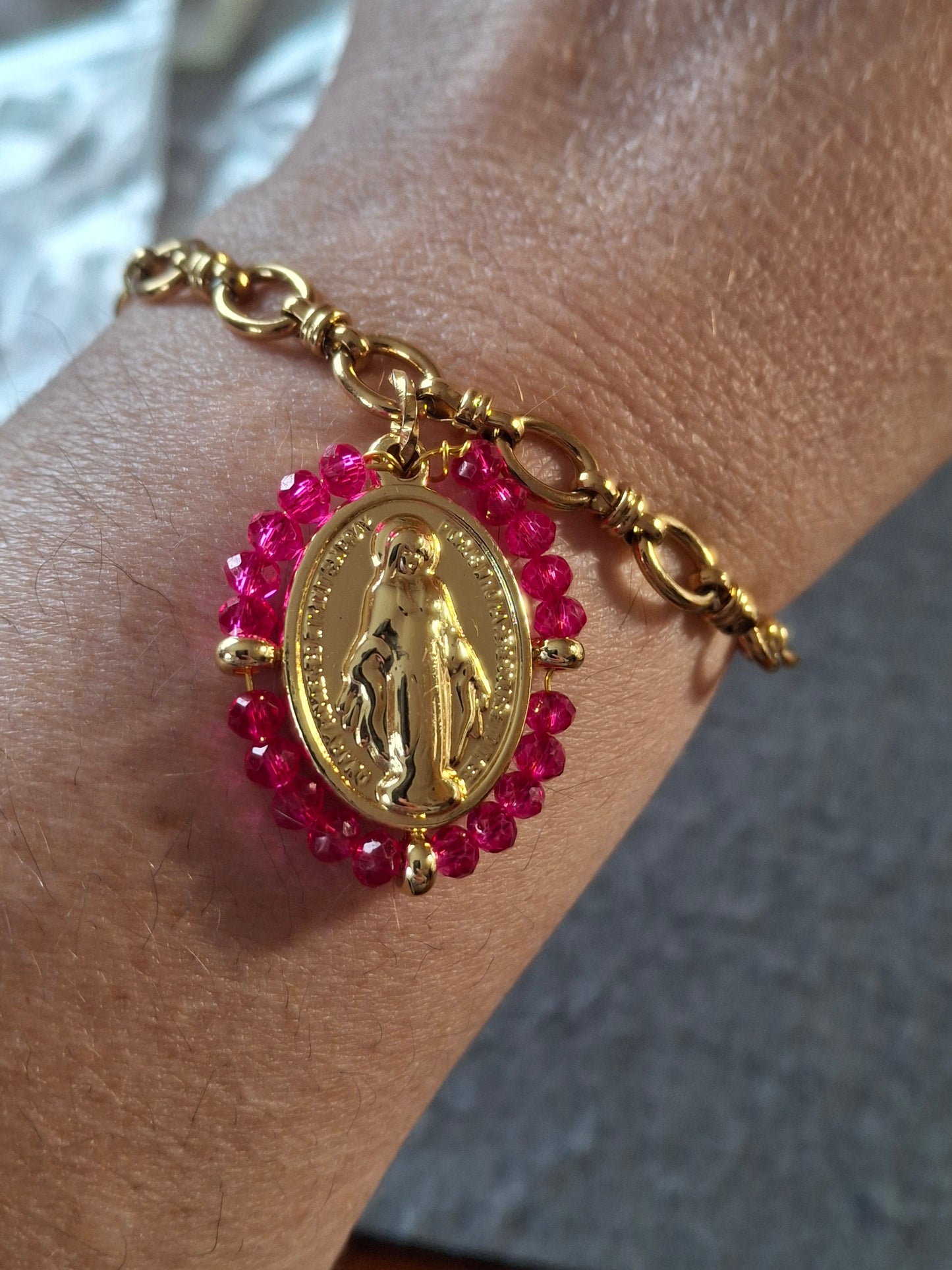 Bracelet chaîne maille gourmette acier inoxydable stainless steel 316 et grande médaille madone stainless steel et perles en cristal à facettes