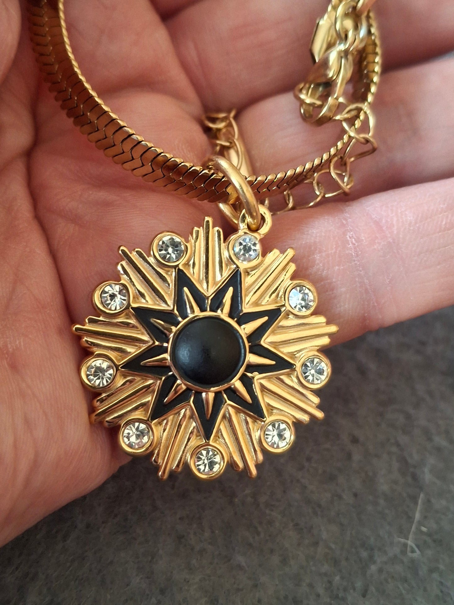 Beautiful necklace with a serpentine chain in 316 stainless steel and a large Polar Star pendant in 316 stainless steel.