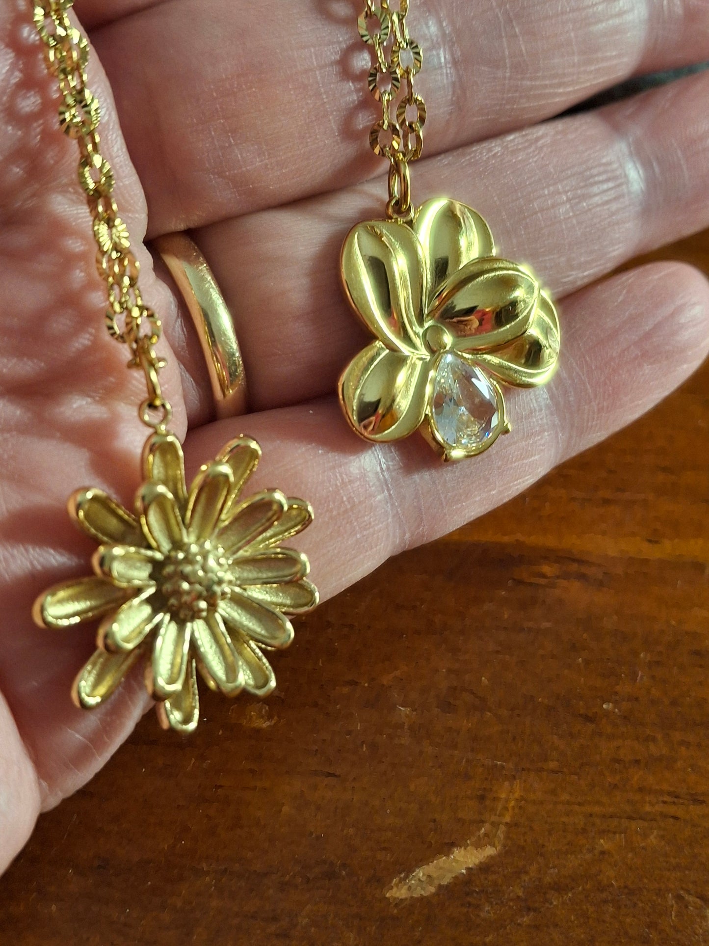 Collier chaîne dorée acier inoxydable stainless steel 316 et fleurs stainless steel 316 polis