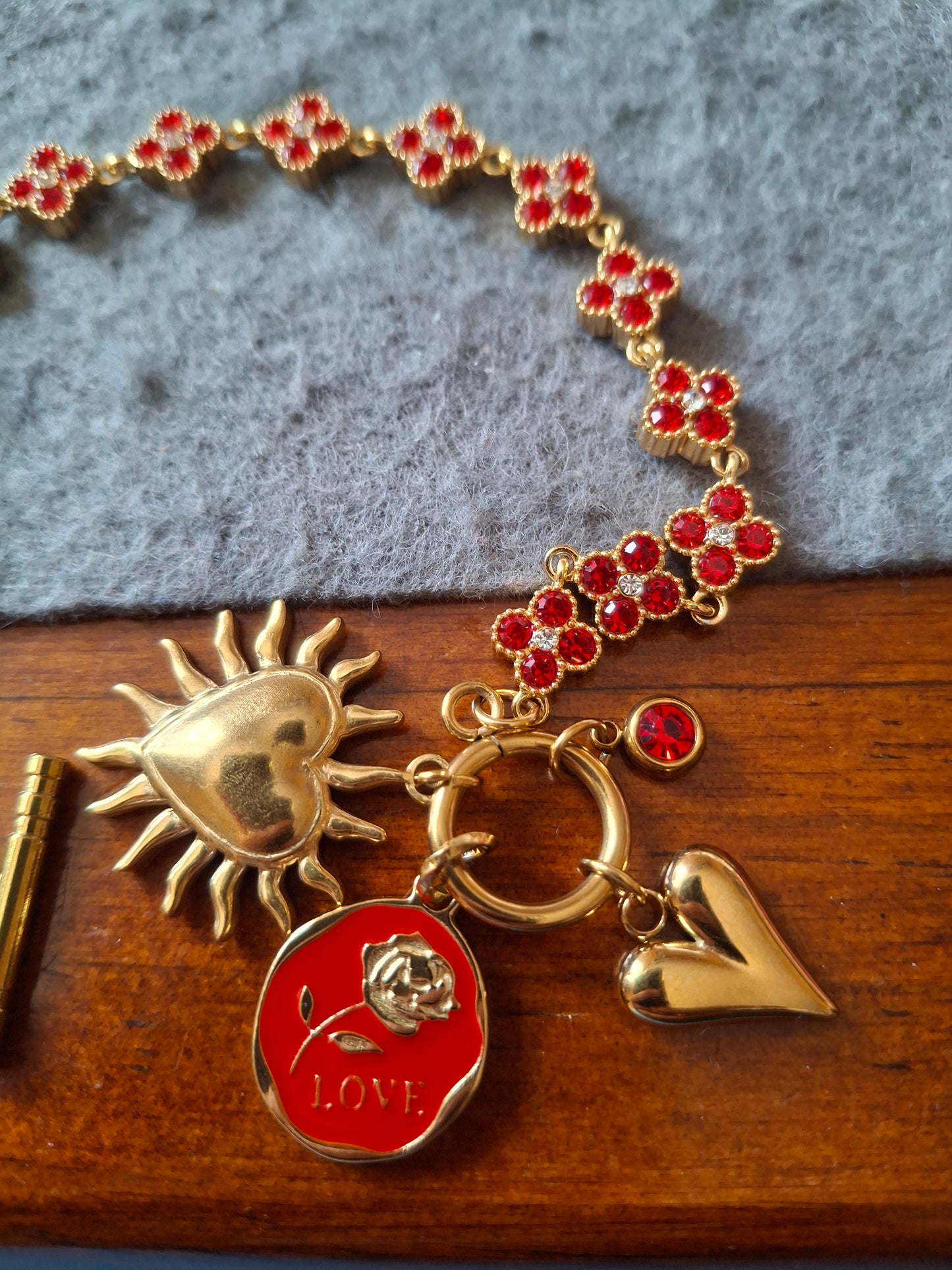 Bracelet maille gourmette stainless steel 316 trèfle cristal rouge, breloques stainless steel 316 poli,fermoir toggle handmade