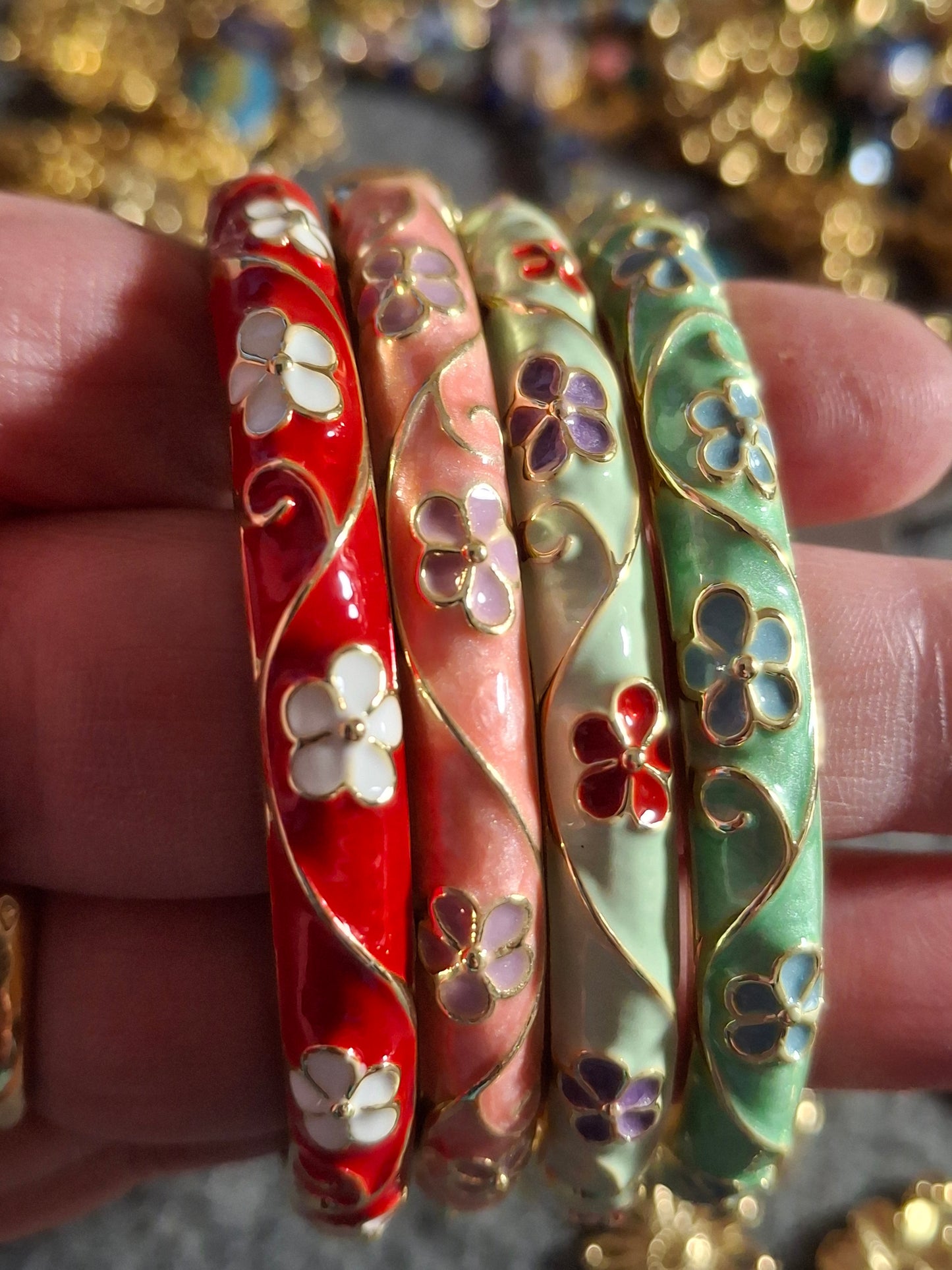 Jonc rigide email cloisonné à ressort motif fleurs breloques