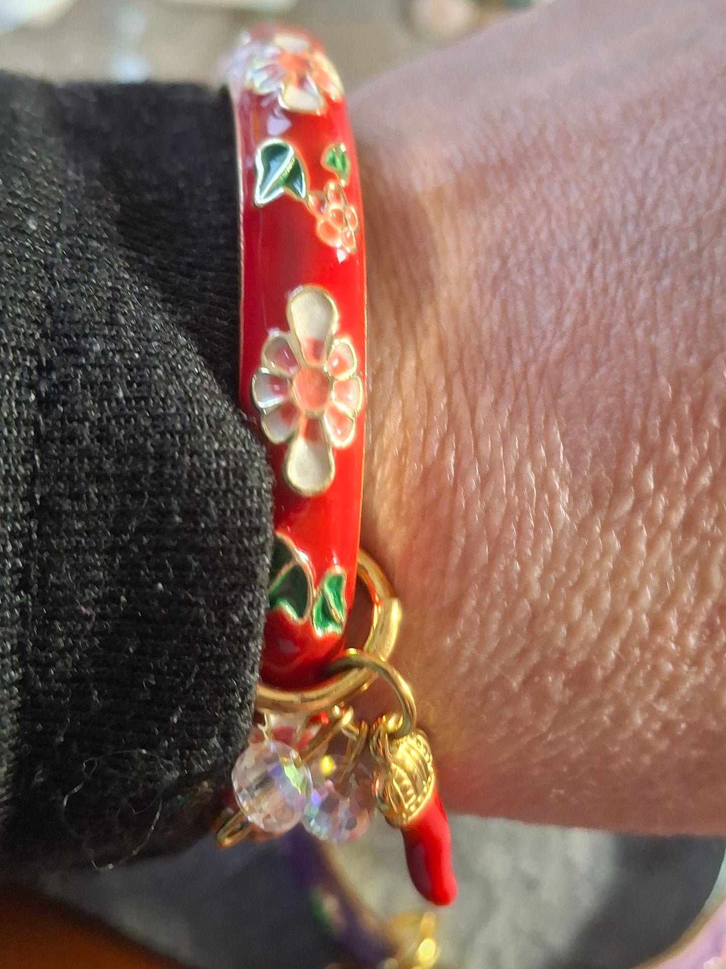 Joli jonc rigide à ressort en email cloisonné et breloques