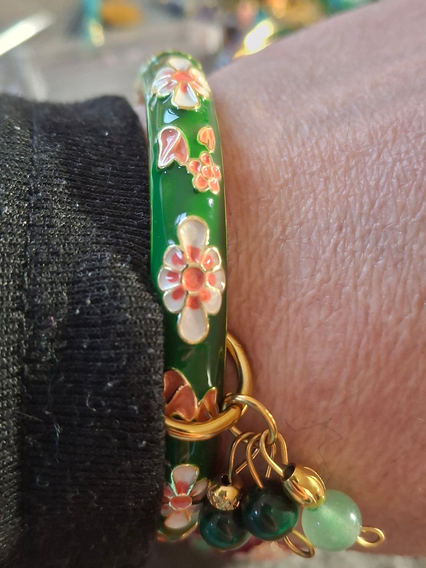 Joli jonc à ressort en email cloisonné motif fleurs et perles