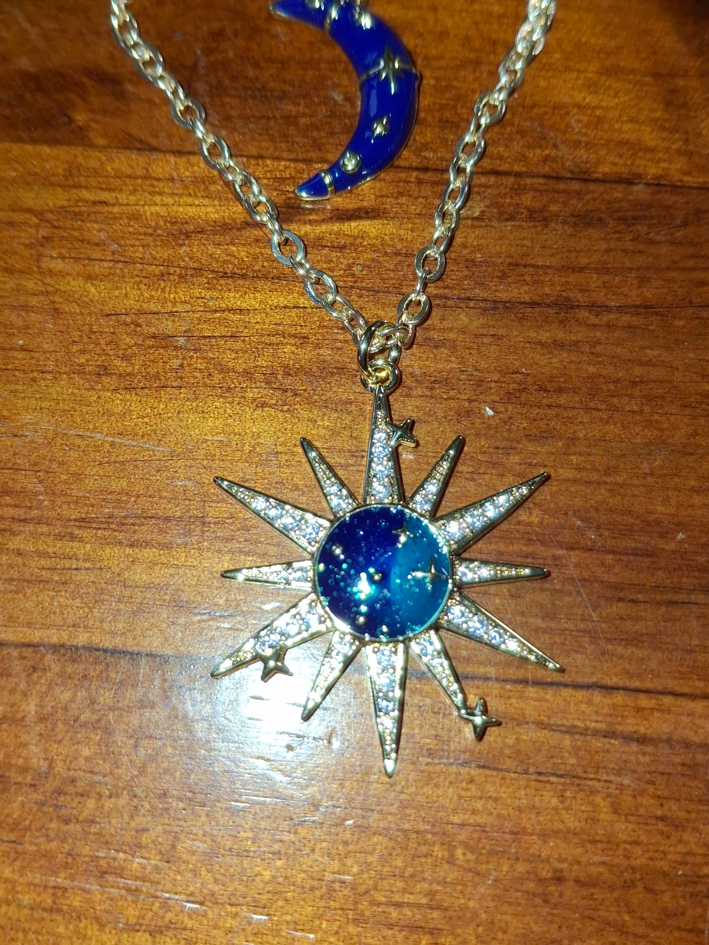 Collier chaîne dorée acier inoxydable stainless steel 316 soleil plaqué or 18K email serti zirconium