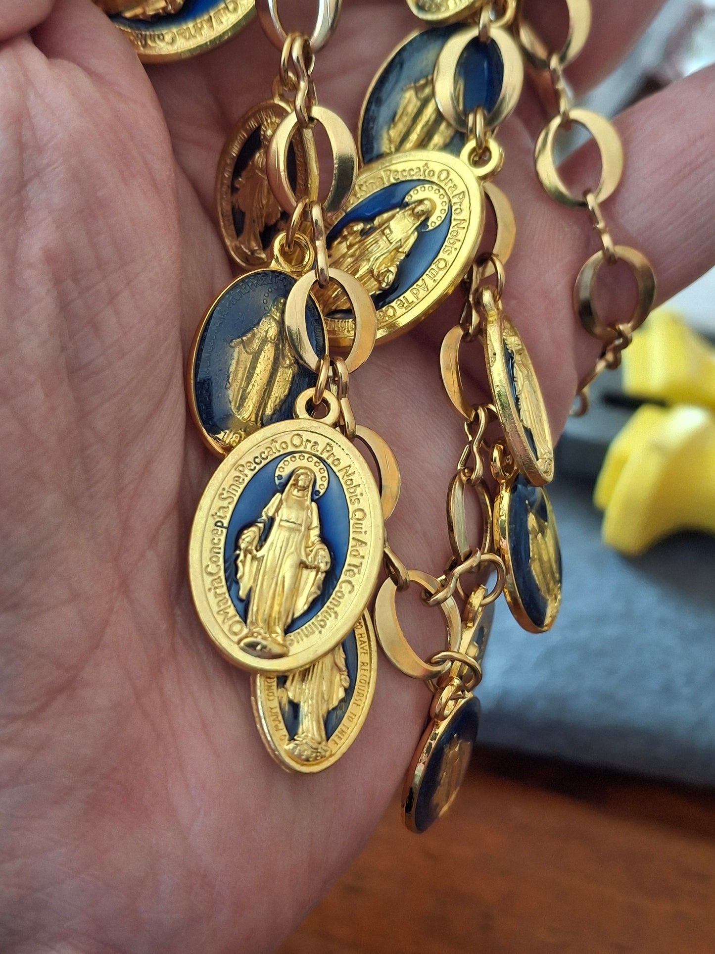 Collier chaîne dorée acier inoxydable stainless steel 316 et breloques madone handmade