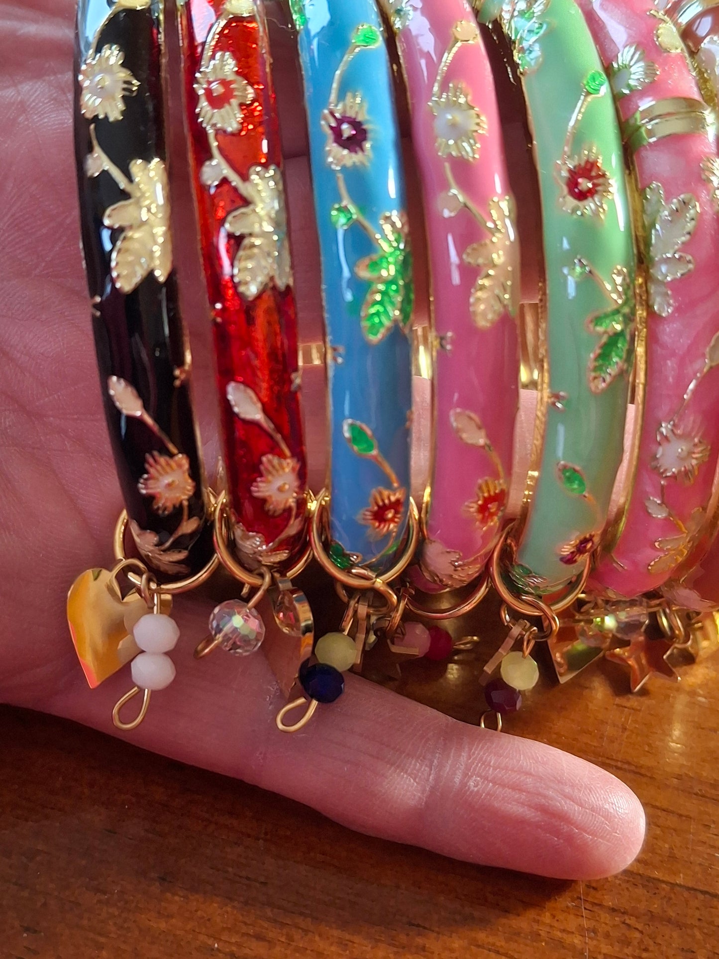 Jonc email cloisonné et breloques