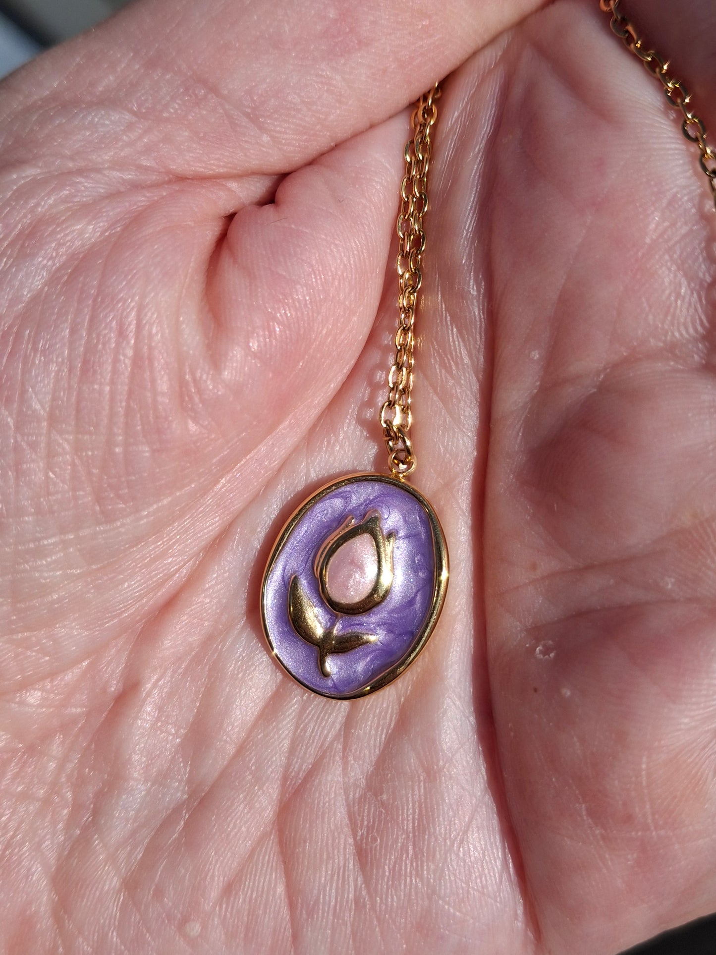 Gold chain necklace in 316 stainless steel and pretty pendant in 316 stainless steel and enamel with tulip motif