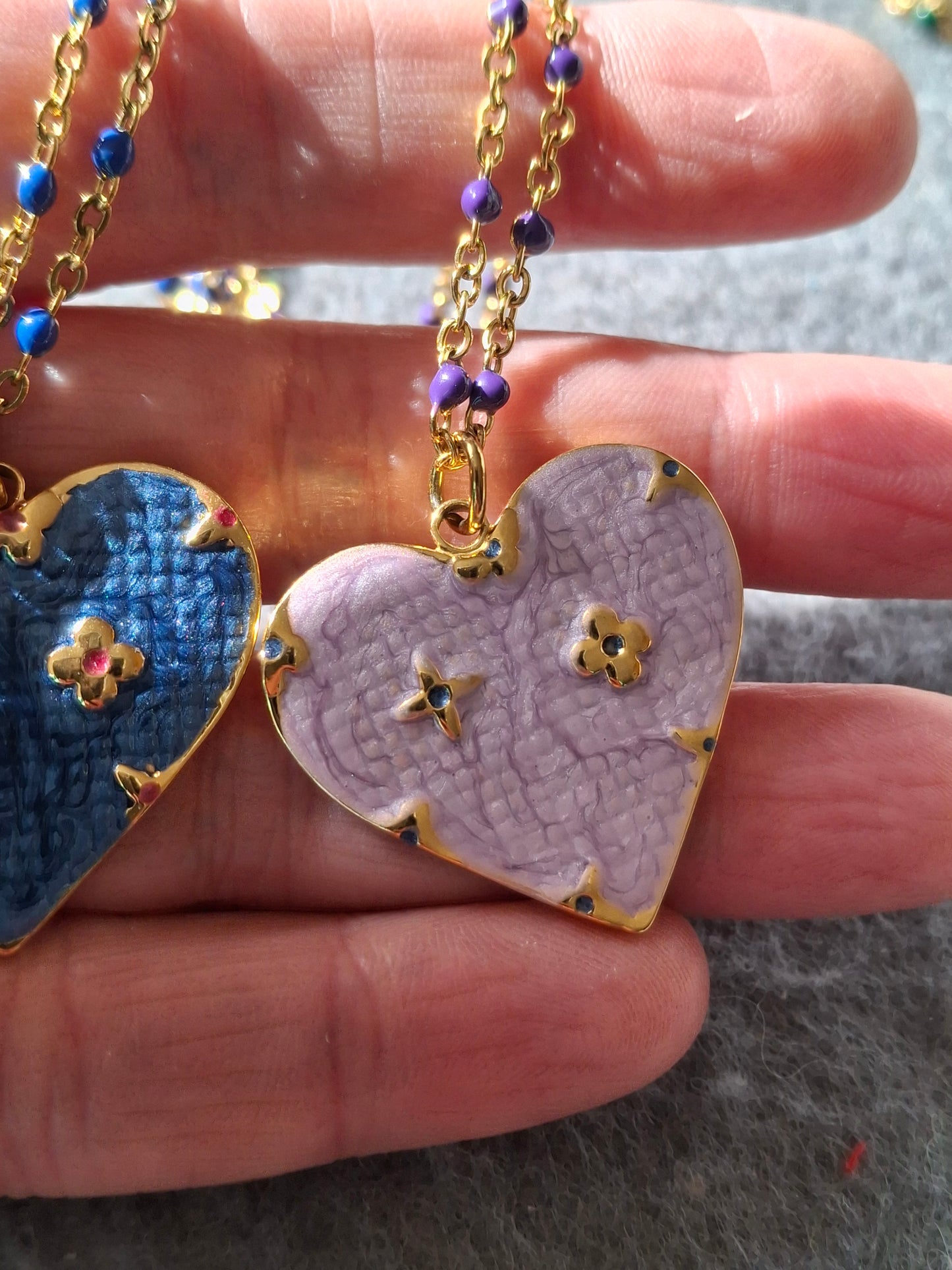 Collier chaîne dorée acier inoxydable stainless steel et perles en email coloré, grand pendentif coeur stainless steel 316 et email