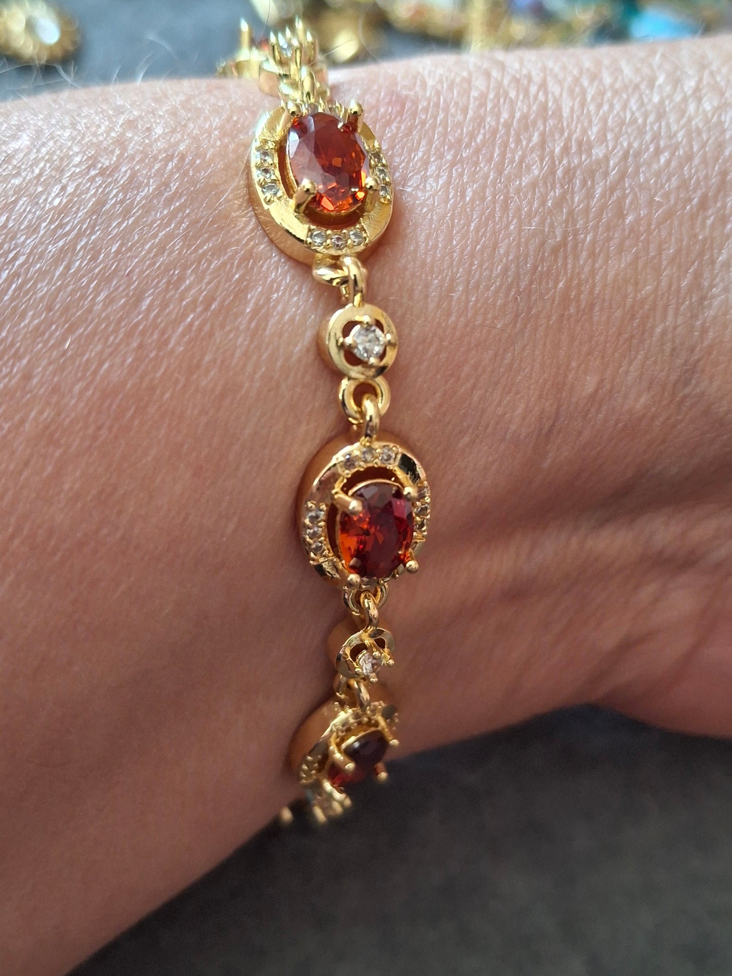 Bracelet maille gourmette stainless steel serti cristal rouge/ orange, grand cœur et clef stainless steel 316 fermoir toggle handmade