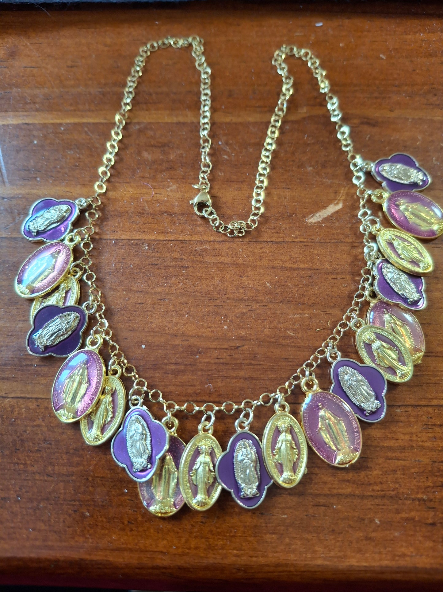 Collier chaîne rolo acier inoxydable stainless steel plaqué or et breloques madone handmade