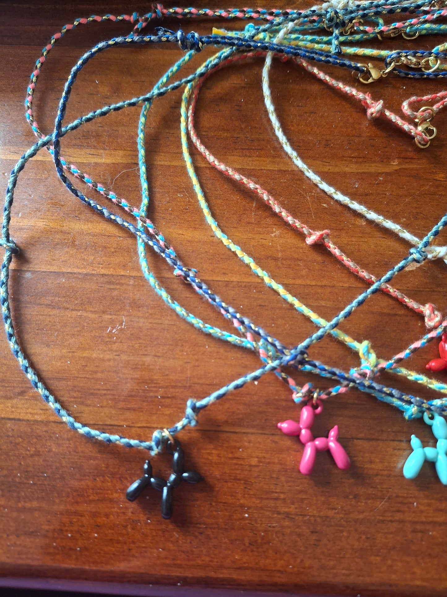 Handgemachte geflochtene Halskette mit Ballonhund