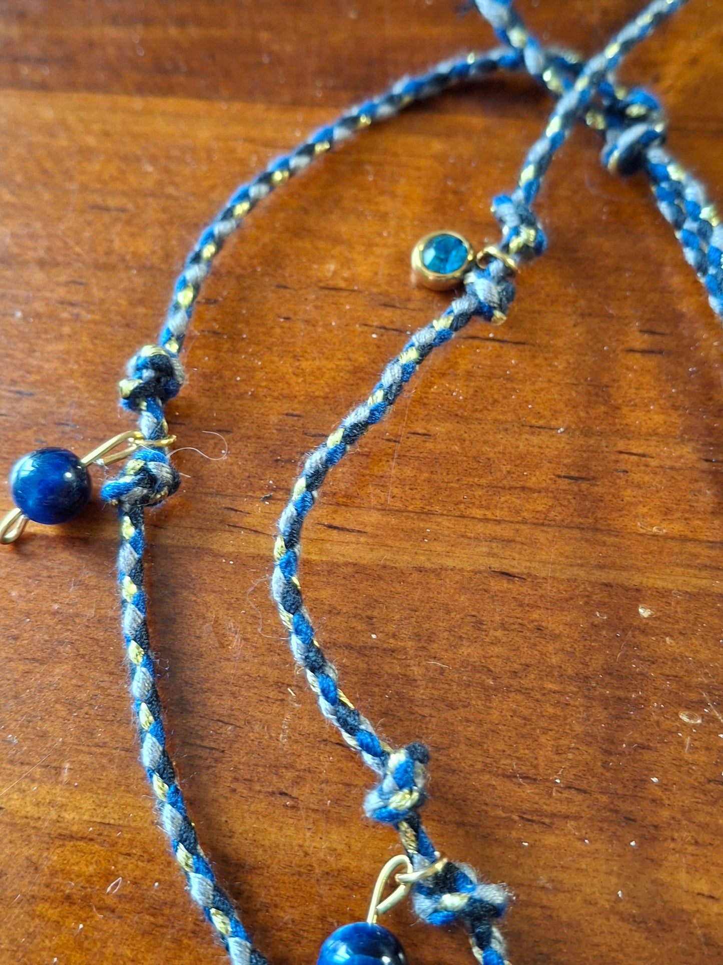 Handgefertigtes, hochwertiges, verstellbares Halsband aus geflochtenem Kordel.