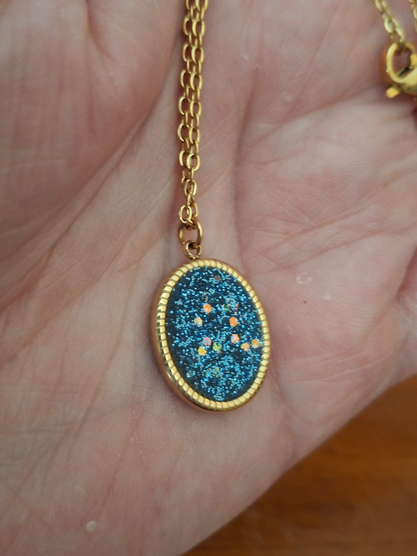 Collier chaîne dorée acier inoxydable stainless steel 316 et pendentif stainless steel 316 poli,email coloré bleu et paillettes