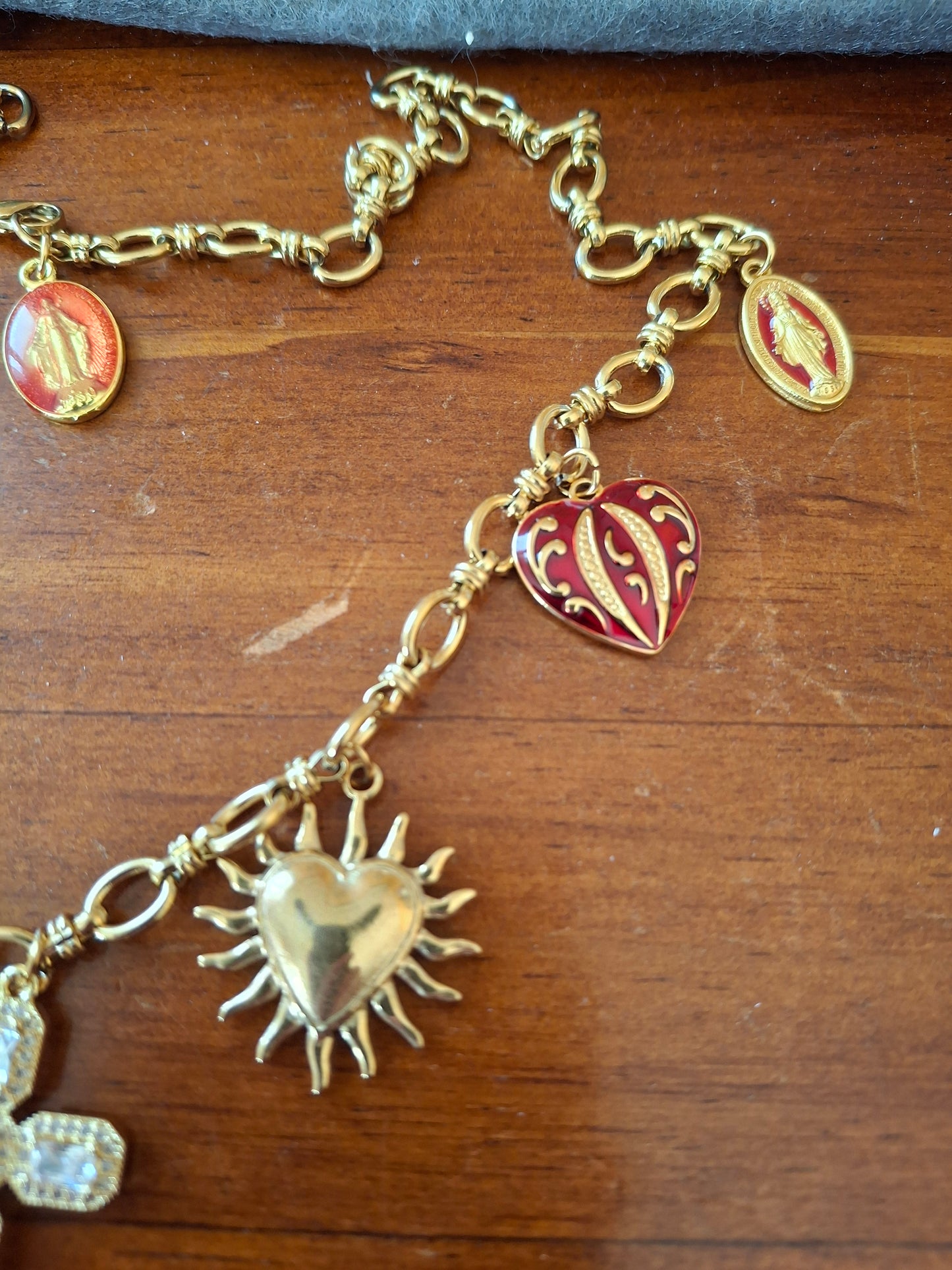 Sautoir chaîne maille gourmette acier inoxydable stainless steel breloques et croix plaqué or 18K handmade réglable