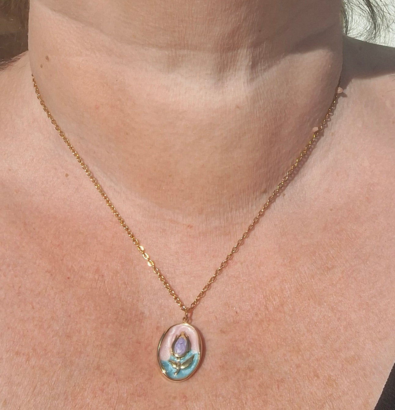 Gold chain necklace in 316 stainless steel and pretty pendant in 316 stainless steel and enamel with tulip motif