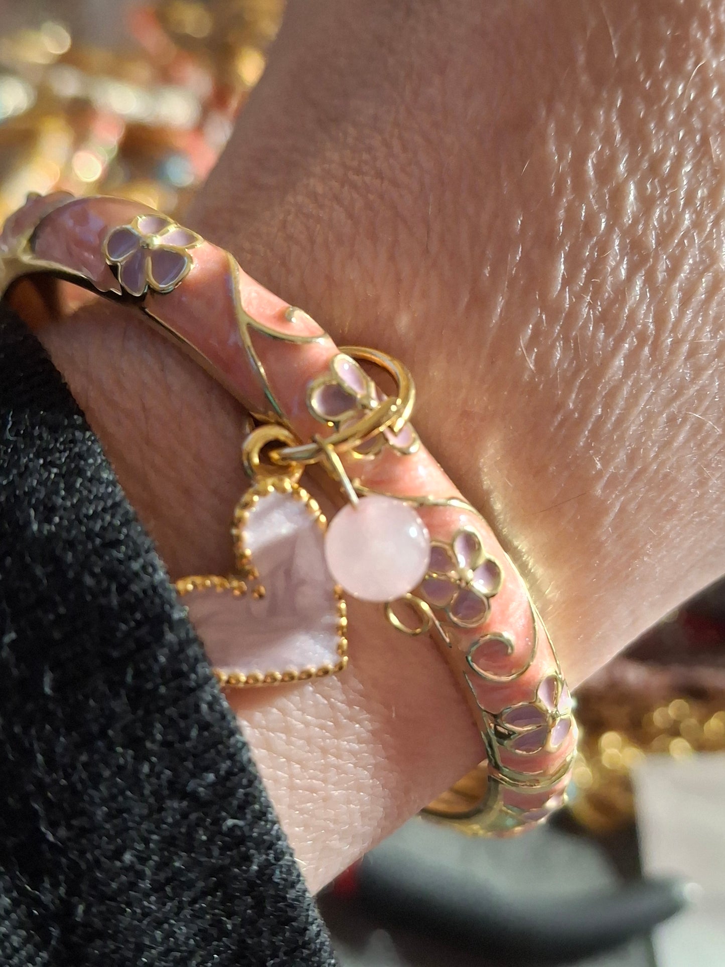 Jonc rigide email cloisonné à ressort motif fleurs breloques