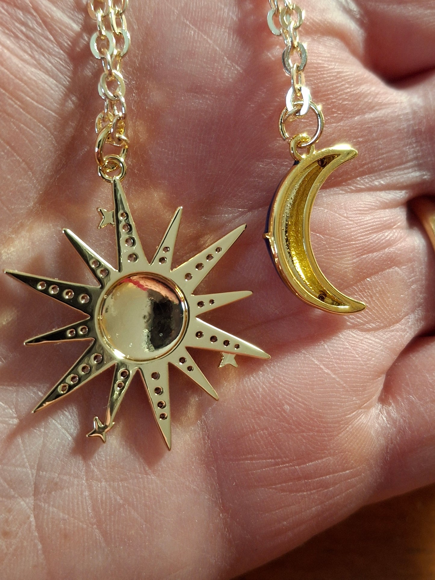 Collier chaîne dorée acier inoxydable stainless steel 316 soleil plaqué or 18K email serti zirconium