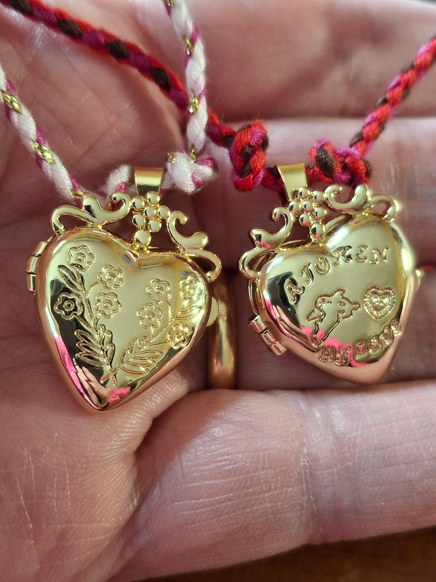 Handgefertigtes, verstellbares, geflochtenes Halsband mit Herzanhänger als Fotohalter.