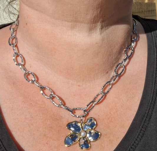 Very beautiful necklace, 316 stainless steel chain, 316 stainless steel flower pendant, adjustable.