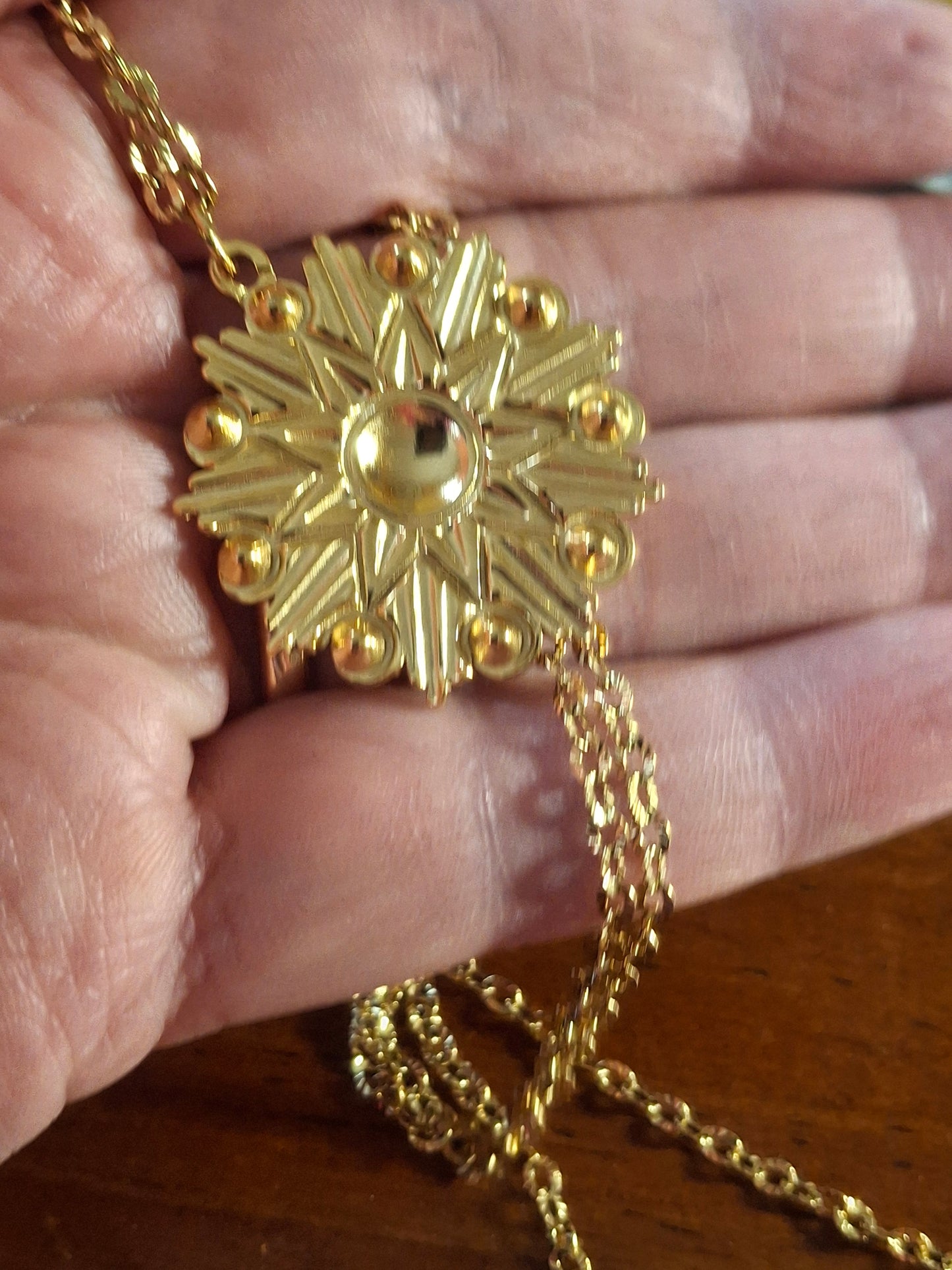 Collier chaîne dorée acier inoxydable stainless steel 316 et pendentif stainless steel 316 poli motif étoile email rouge serti zirconium