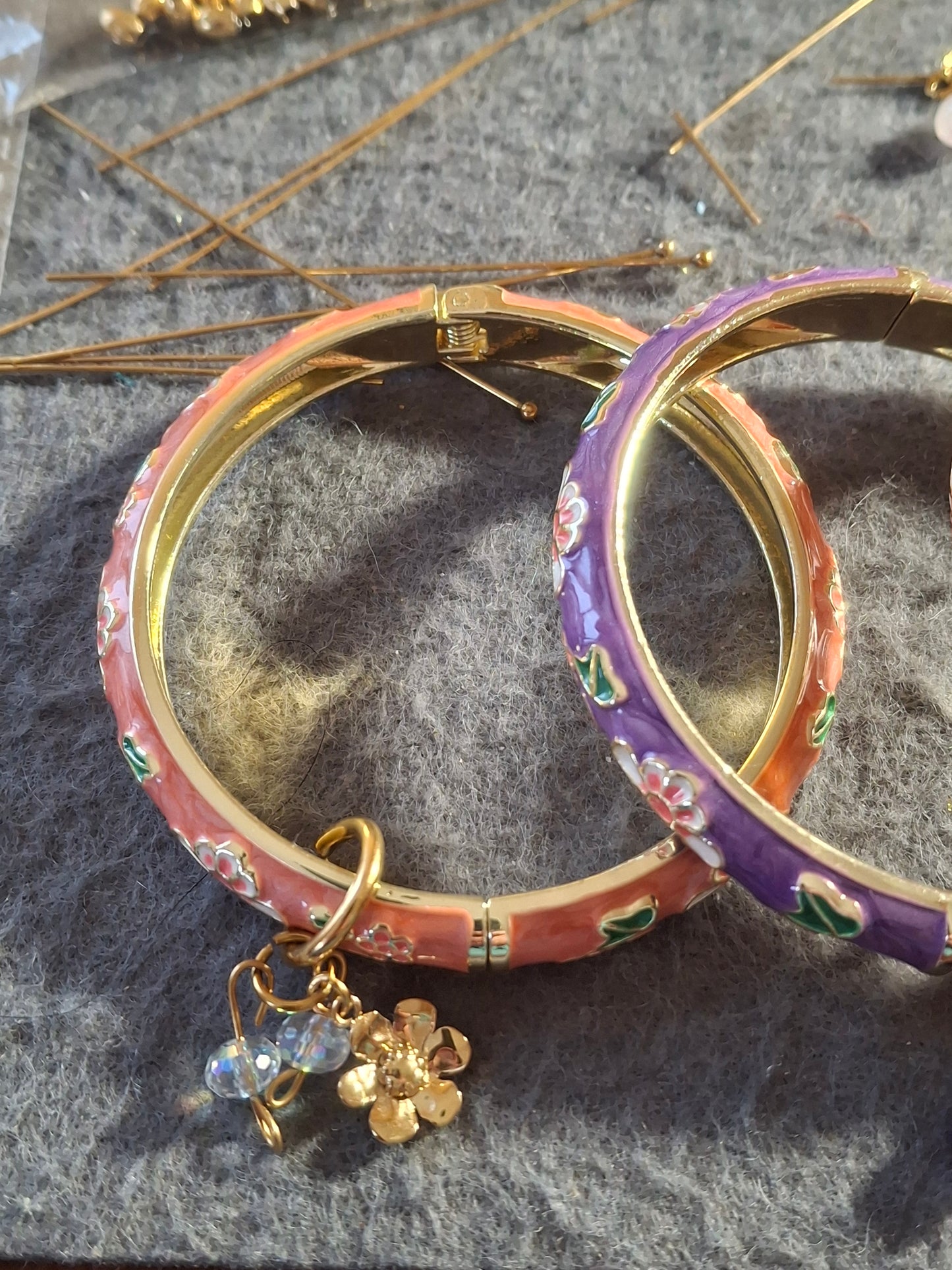 Joli jonc rigide à ressort en email cloisonné et breloques