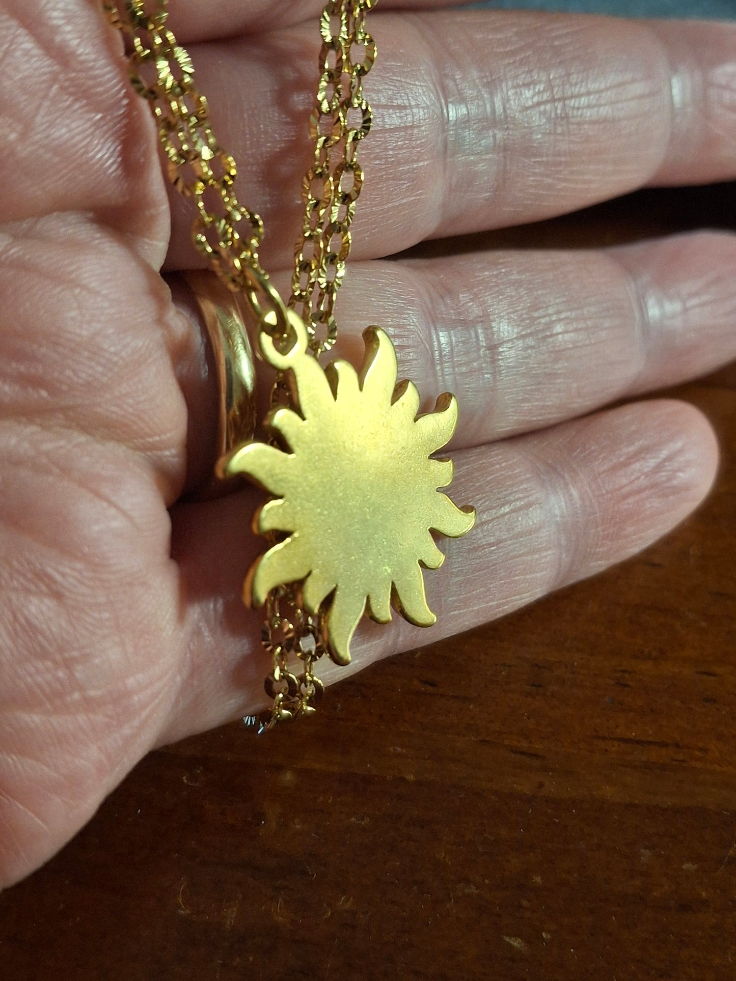 Goldfarbene Halskette aus geriffeltem Edelstahl 316 und poliertem Edelstahl-Sonnenanhänger 316.