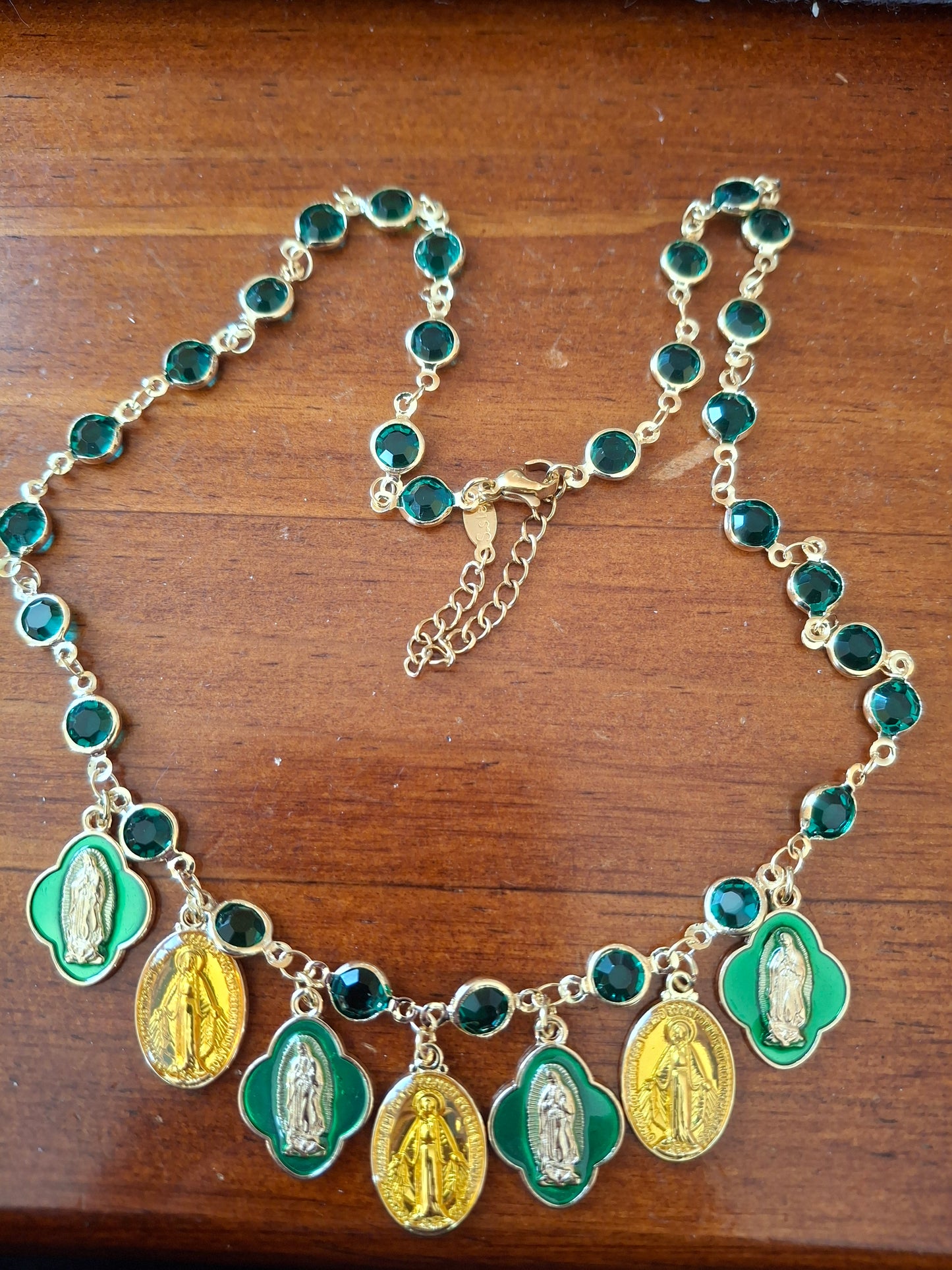 Collier chaîne dorée en cuivre et breloques madone handmade