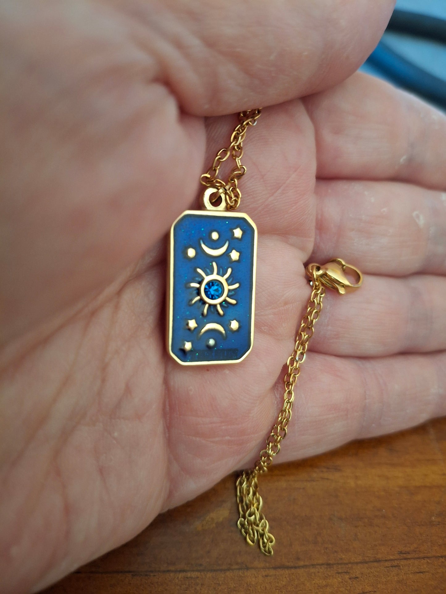 Collier chaîne dorée acier inoxydable stainless steel 316 ,pendentif carte tarot en acier inoxydable stainless steel 316 et email bleu