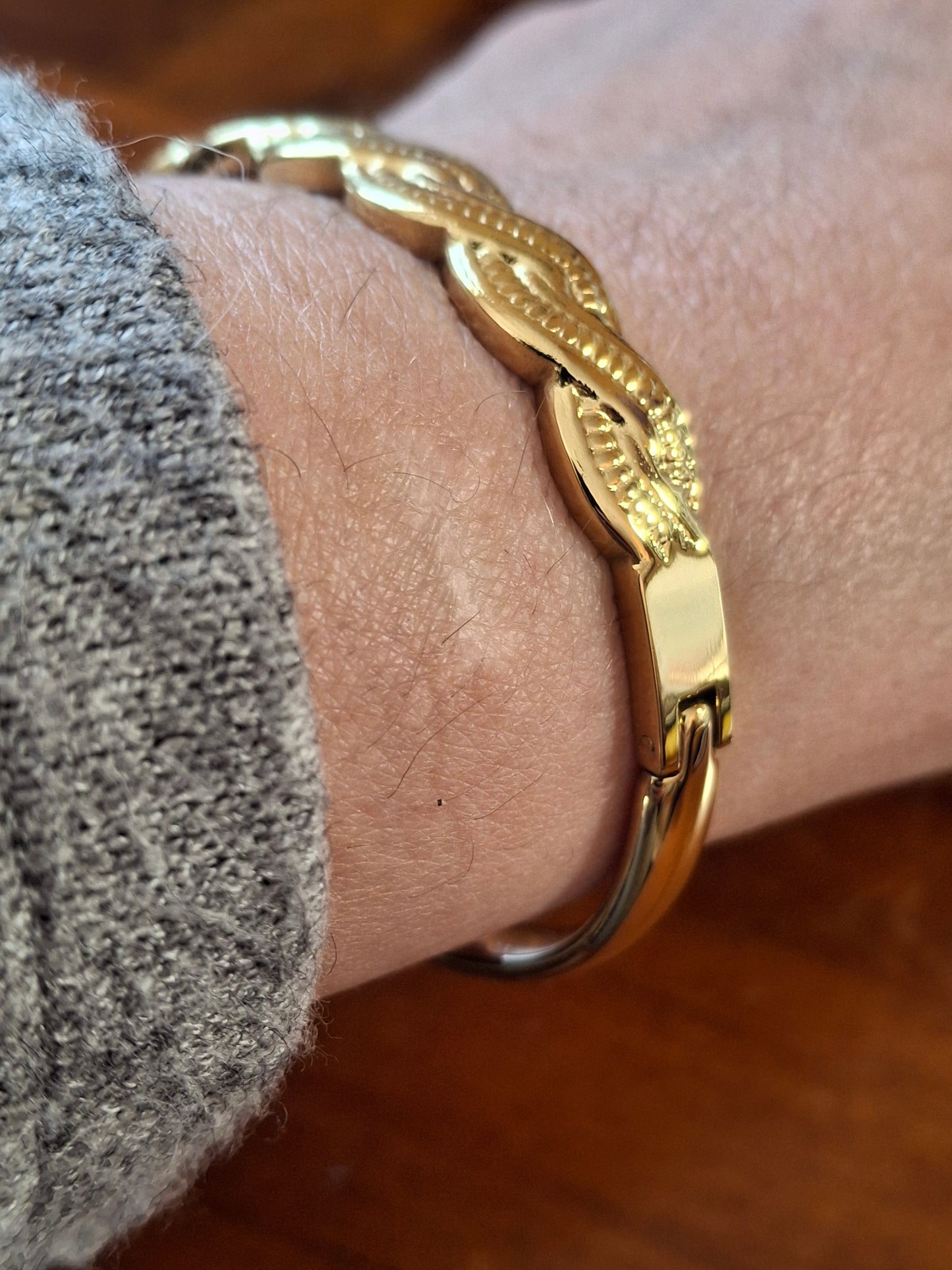 Schönes, steifes Armband aus Edelstahl 316.