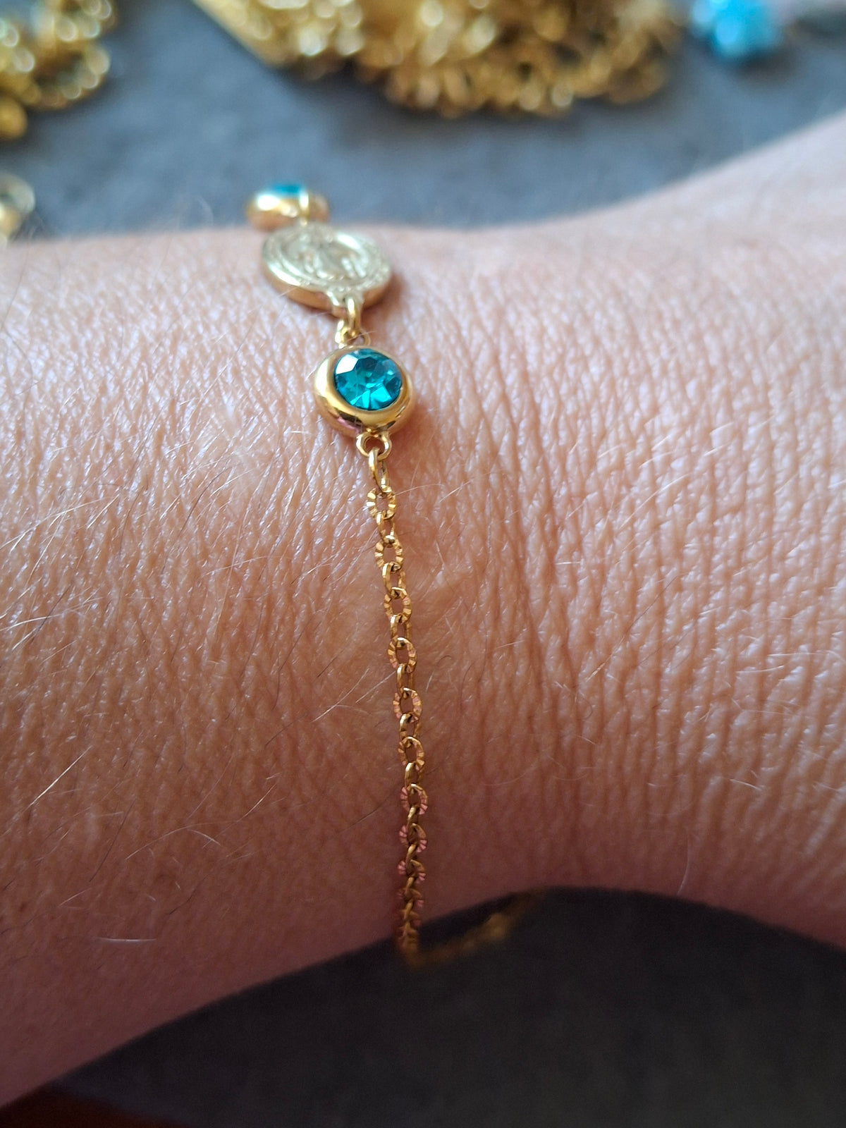Bracelet chaîne acier inoxydable stainless steel 316 ,connecteur cristal bleu et madone stainless steel 316 ,handmade sur mesure