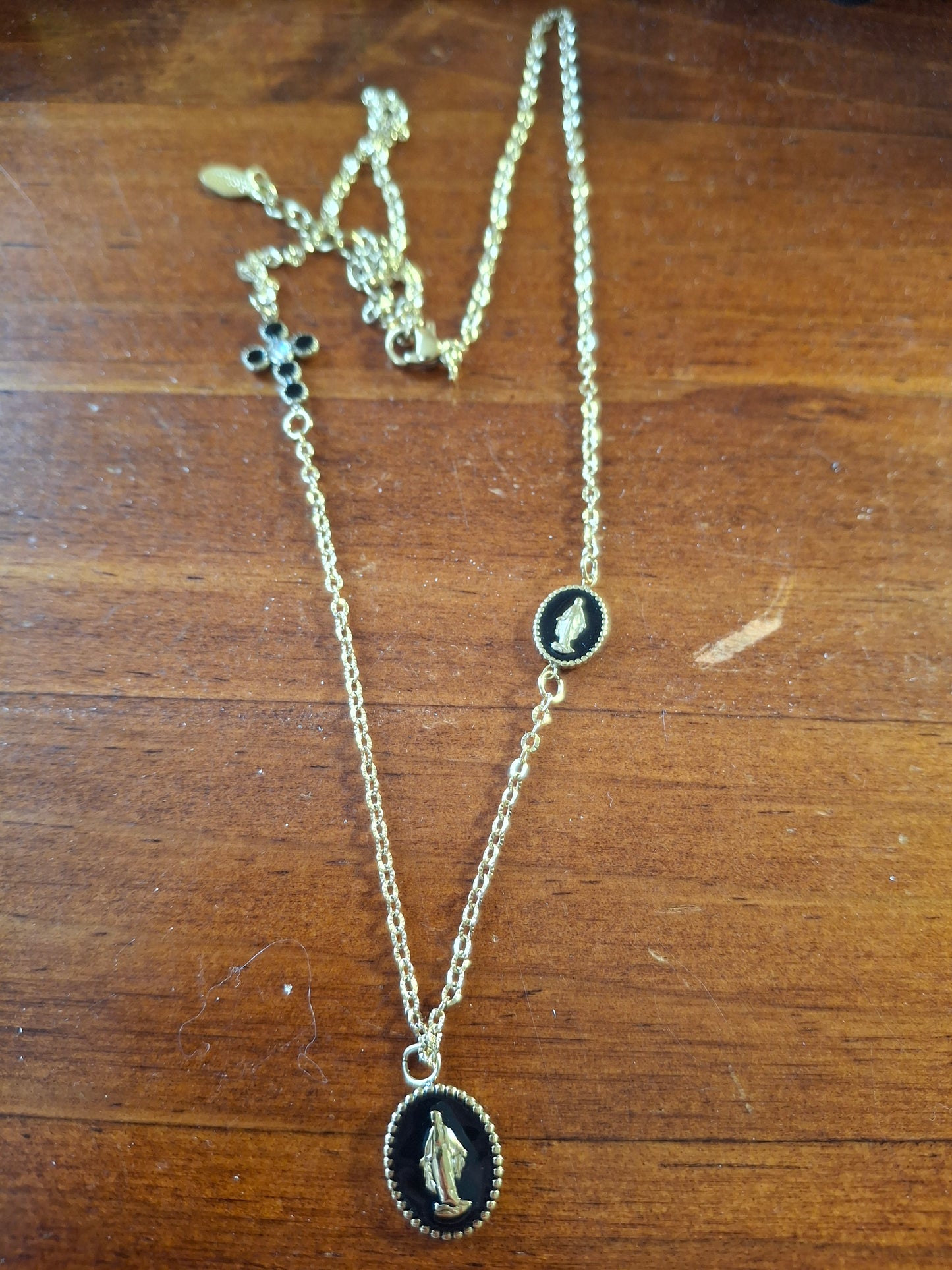 Collier chaîne dorée acier inoxydable striée stainless steel 316 madone et croix stainless steel 316 plaqué or et email noir handmade