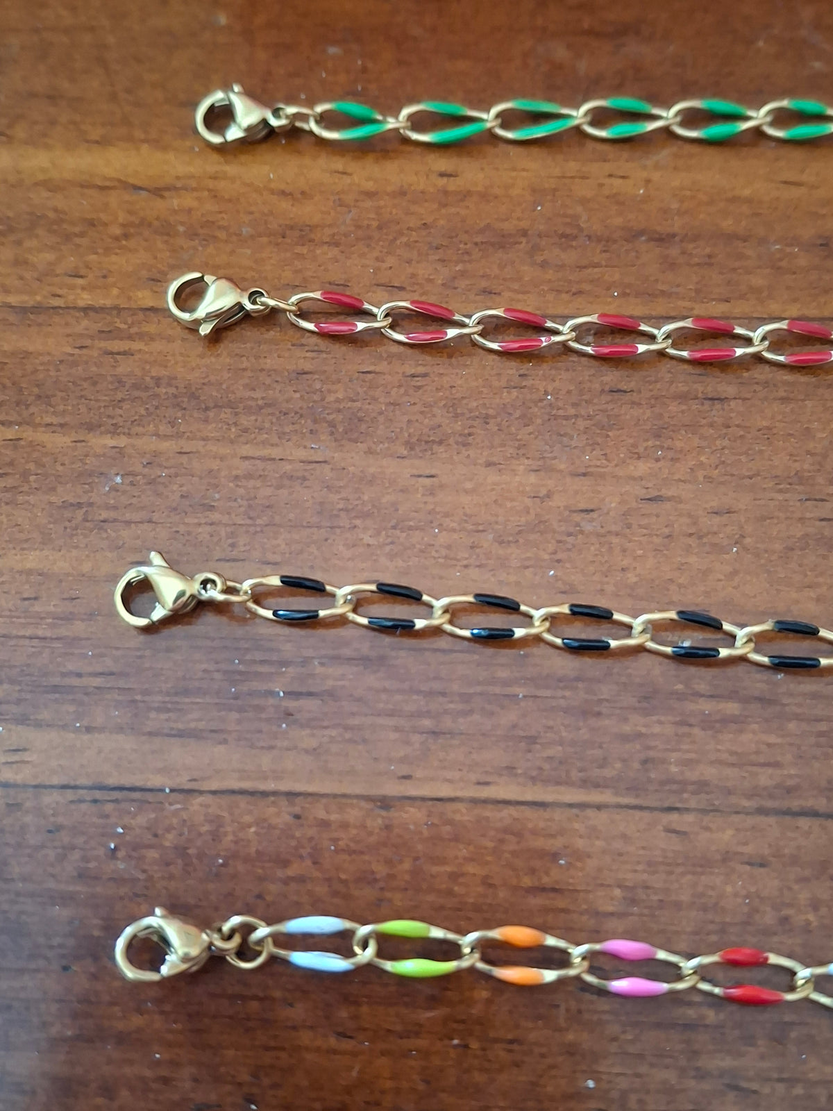 Bracelet chaîne maille gourmette acier inoxydable stainless steel et résine colorée breloques coeur et madone handmade réglable ajustable