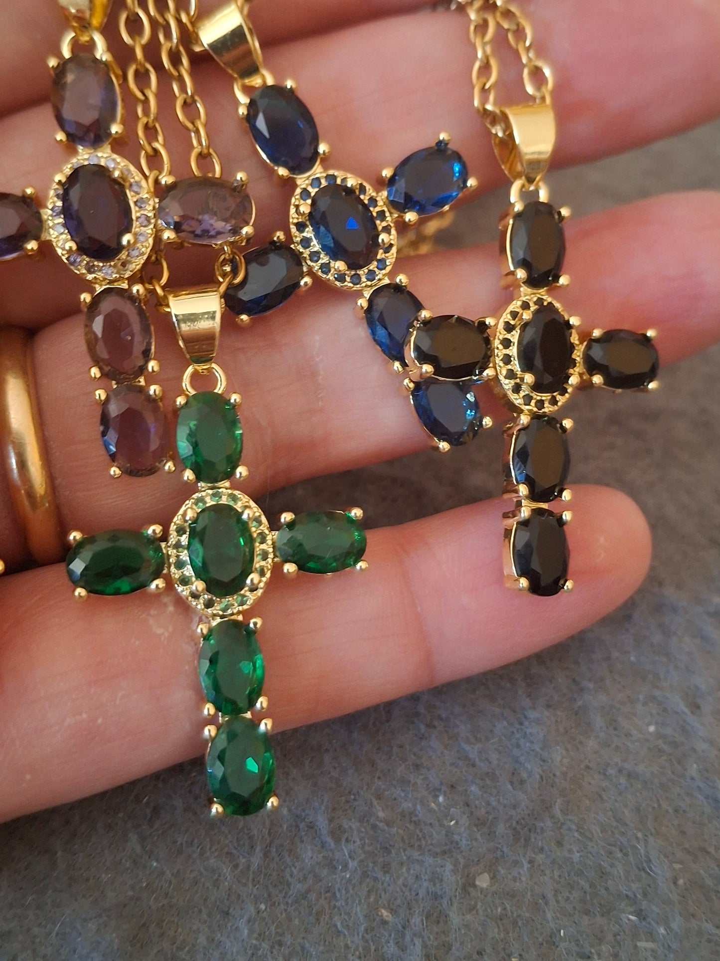 Goldene Halskette aus 316er Edelstahl und 18K vergoldetem Kreuz mit Kristall- und AAA-Zirkonia-Besatz