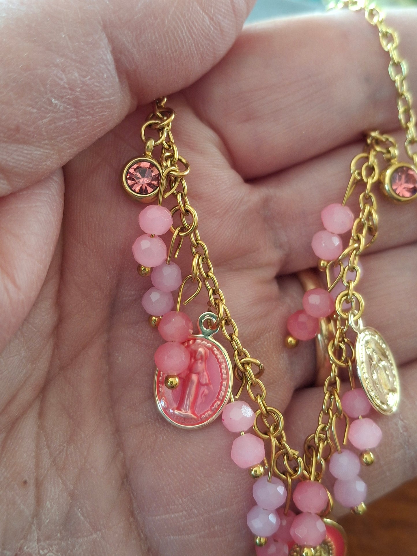 Halskette aus vergoldetem Edelstahl (316) mit Madonna-Anhängern und handgefertigten Perlen