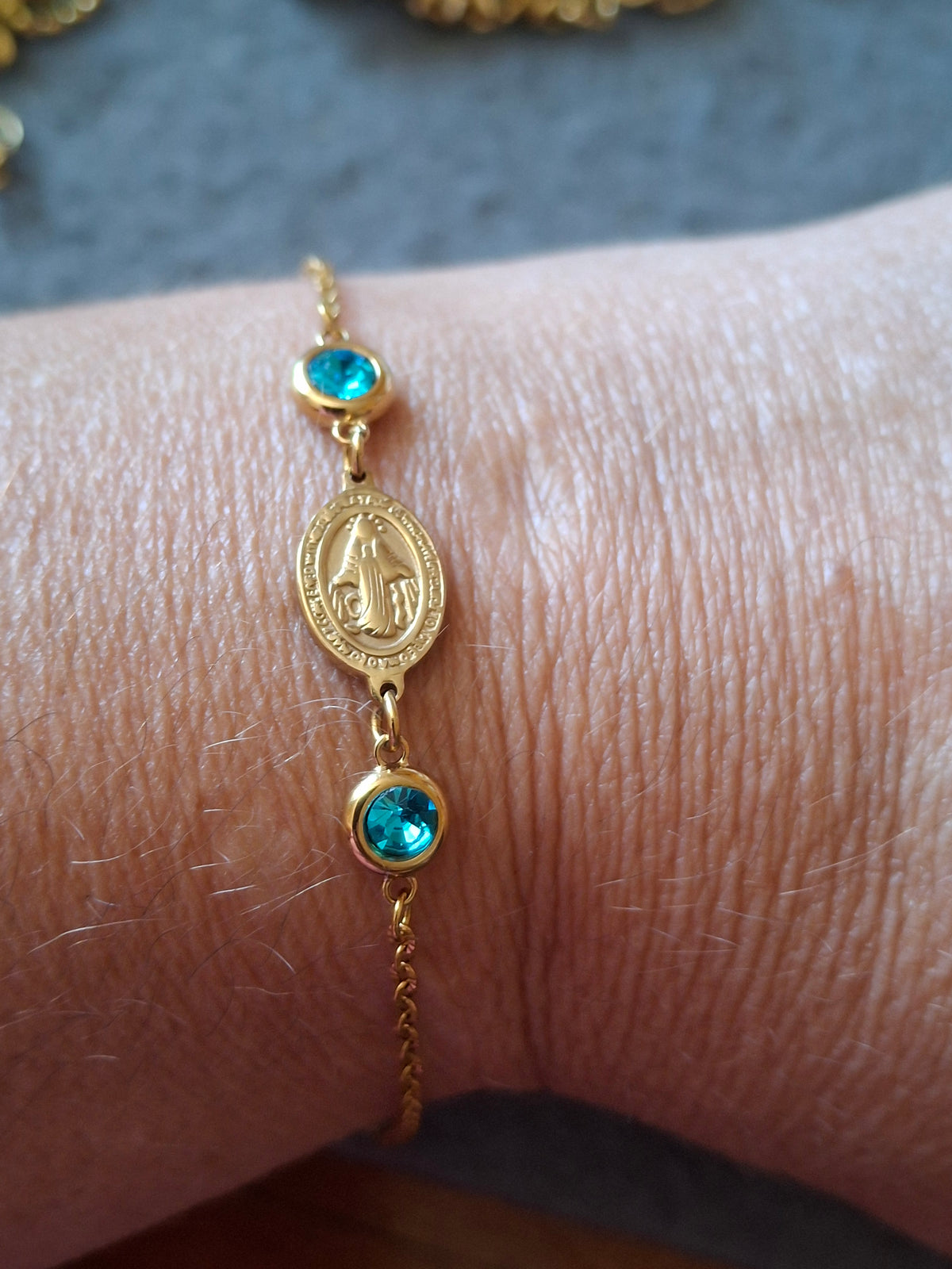 Bracelet chaîne acier inoxydable stainless steel 316 ,connecteur cristal bleu et madone stainless steel 316 ,handmade sur mesure