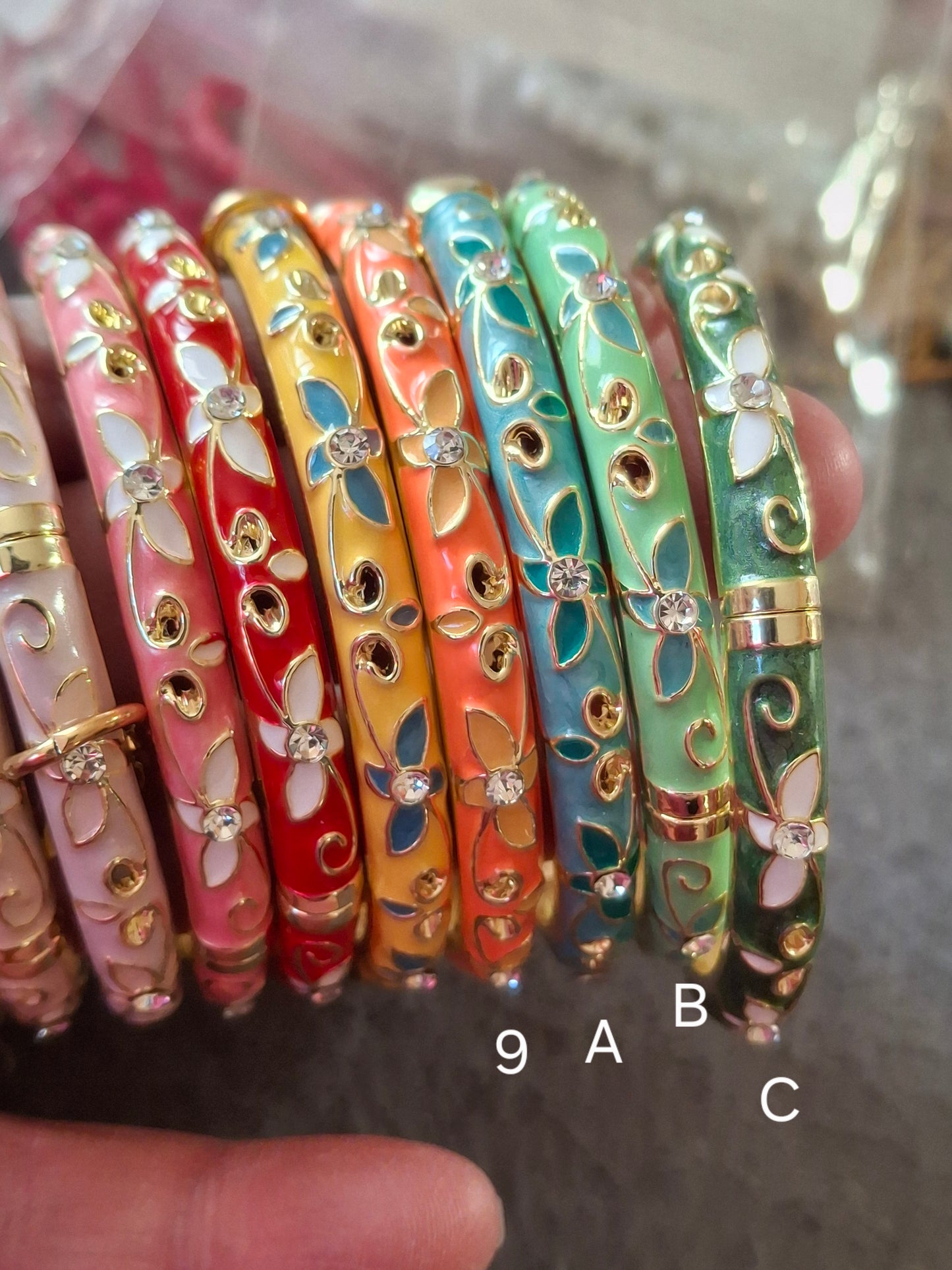 Joli jonc rigide à  ressort en email cloisonné serti zirconium plaqué or 18K