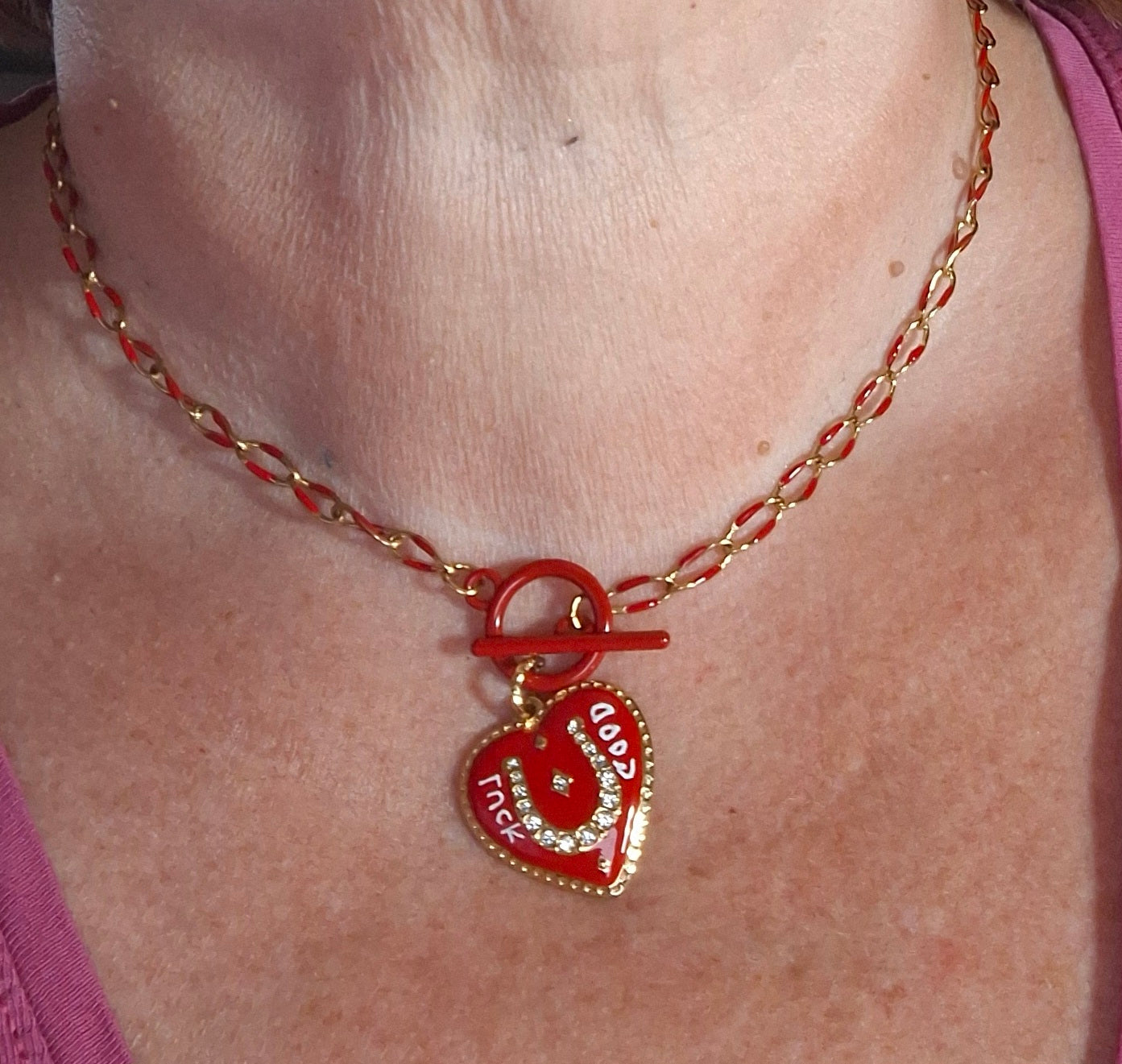 Collier chaîne dorée acier inoxydable stainless steel et email coloré rouge fermoir toggle médaille coeur stainless steel 316 polie
