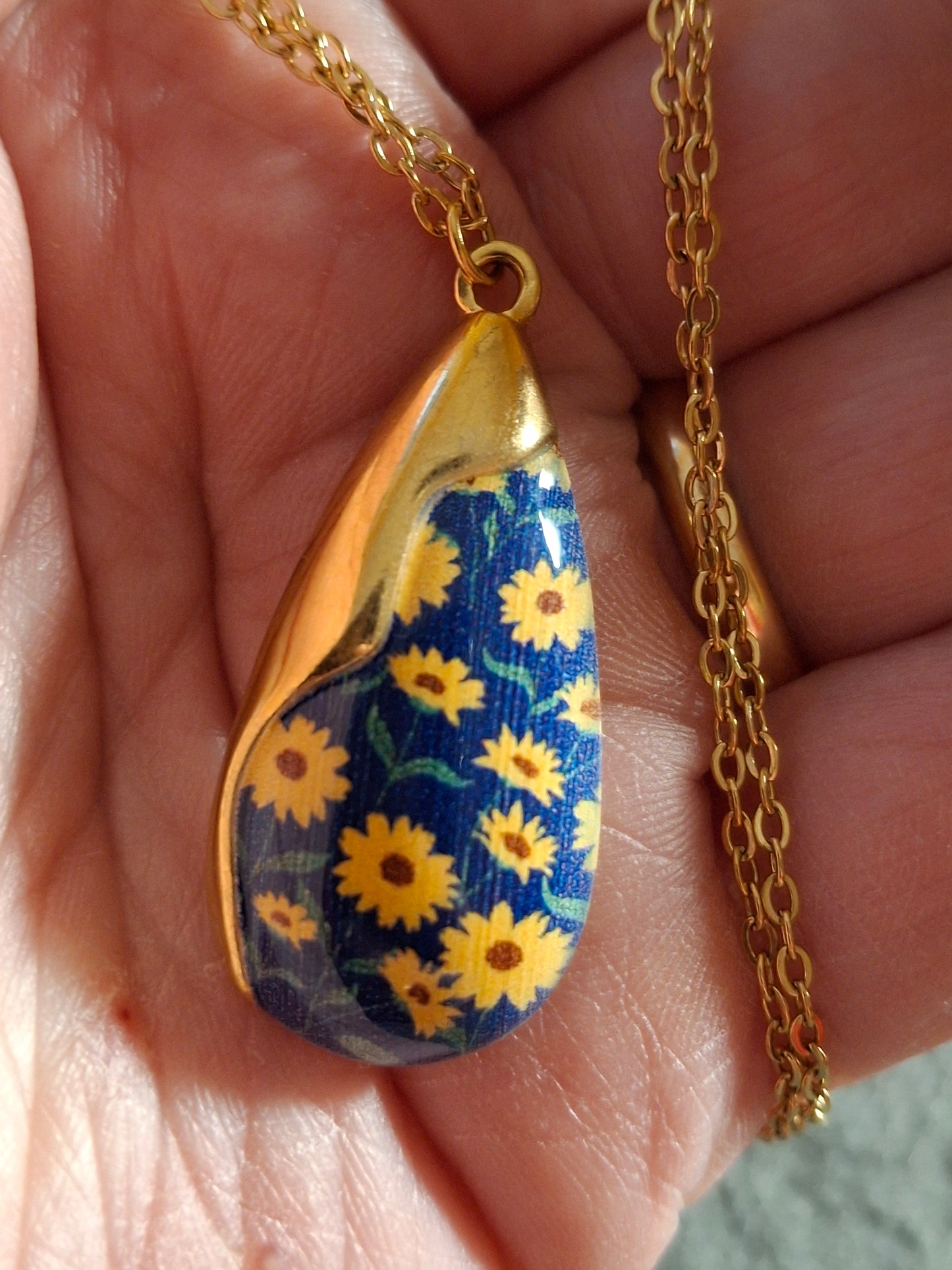 Collier chaîne dorée acier inoxydable stainless steel 316 pendentif goutte motif marguerite