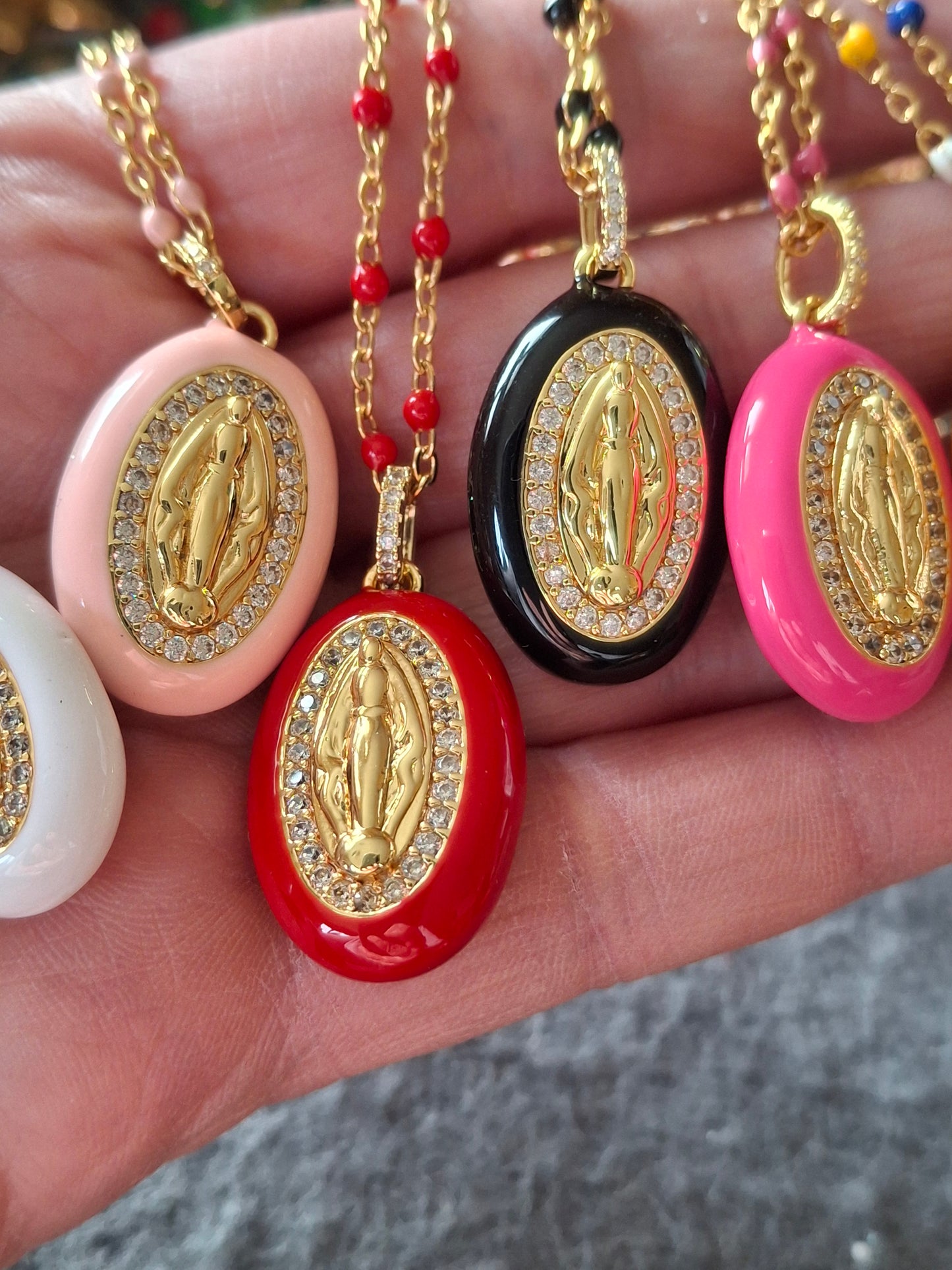 Collier chaîne acier inoxydable stainless steel grande médaille madone en email coloré