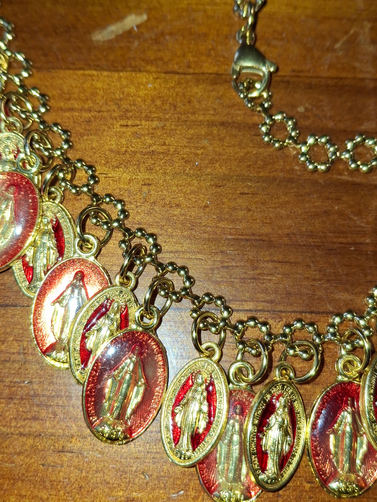 Collier chaîne dorée acier inoxydable stainless steel et breloques madone handmade réglable ajustable