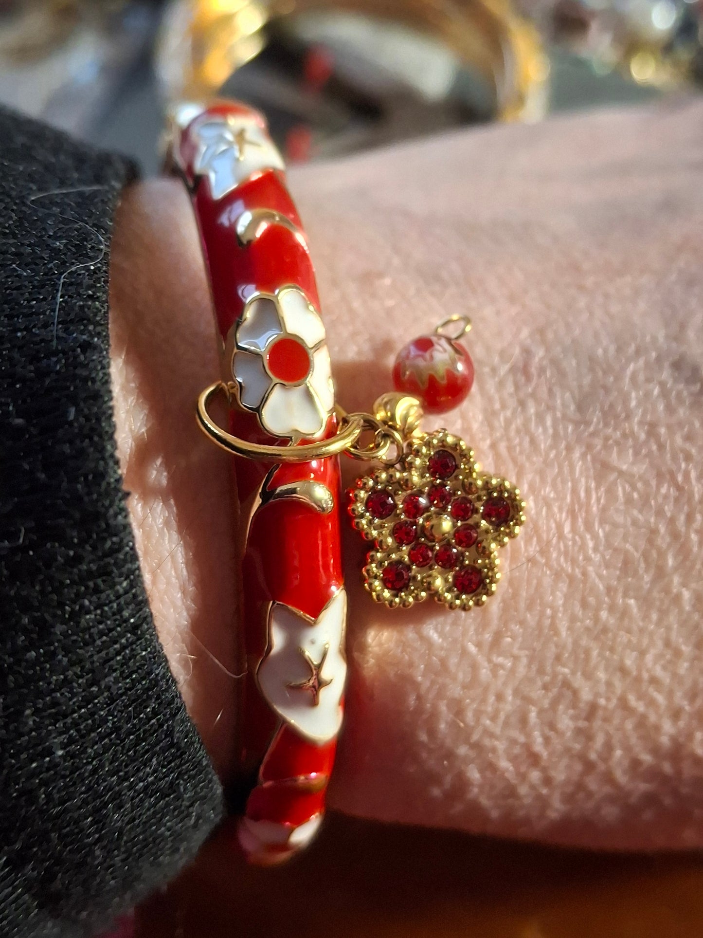 Bracelet jonc rigide email cloisonné et breloques