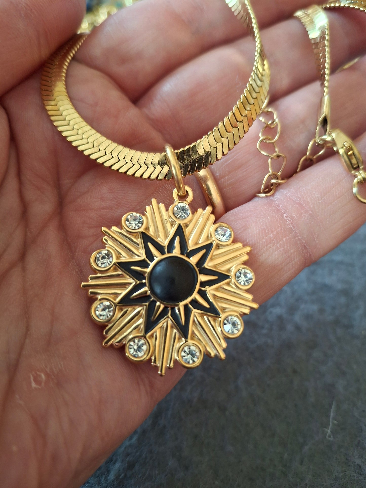 Beautiful necklace with a serpentine chain in 316 stainless steel and a large Polar Star pendant in 316 stainless steel.