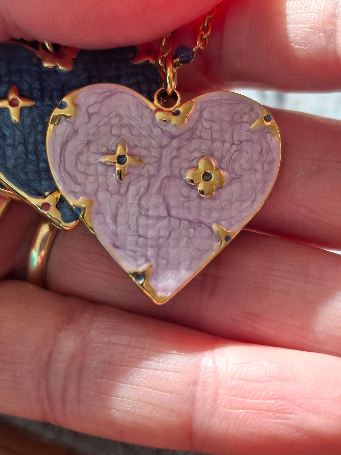 Collier chaîne dorée acier inoxydable stainless steel et perles en email coloré, grand pendentif coeur stainless steel 316 et email