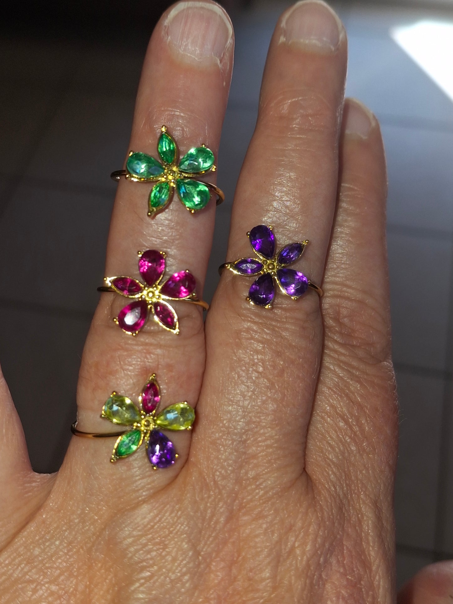 Sehr schöner Ring aus Edelstahl 316 mit Kristallbesatz, verstellbar