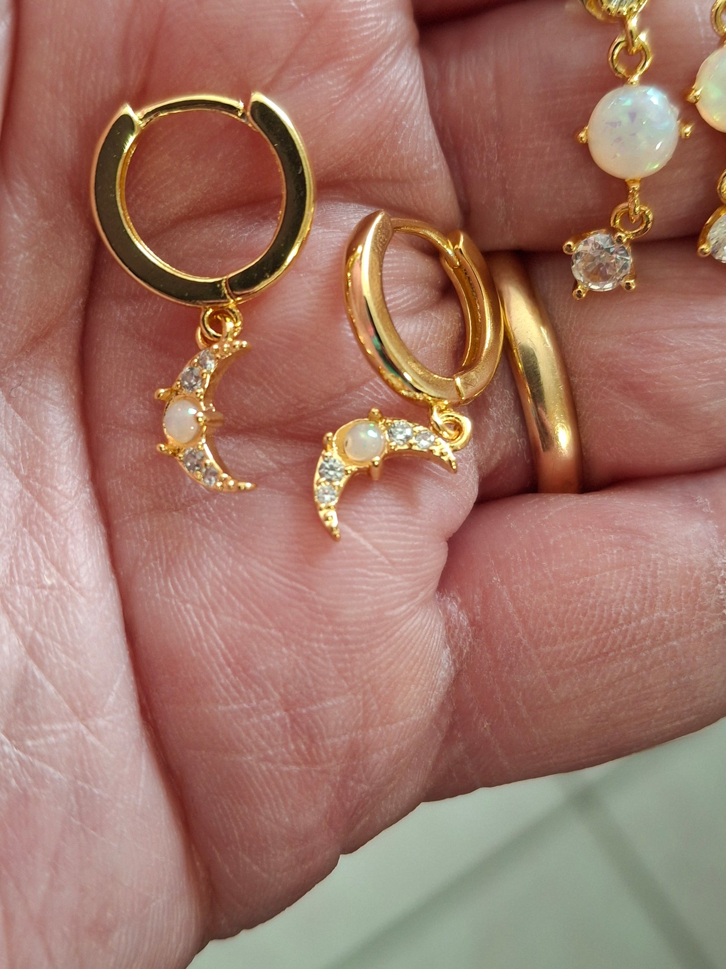 Stainless steel 316 single earrings and stud earrings of very good quality, set with opal and zirconium, sold as a pair