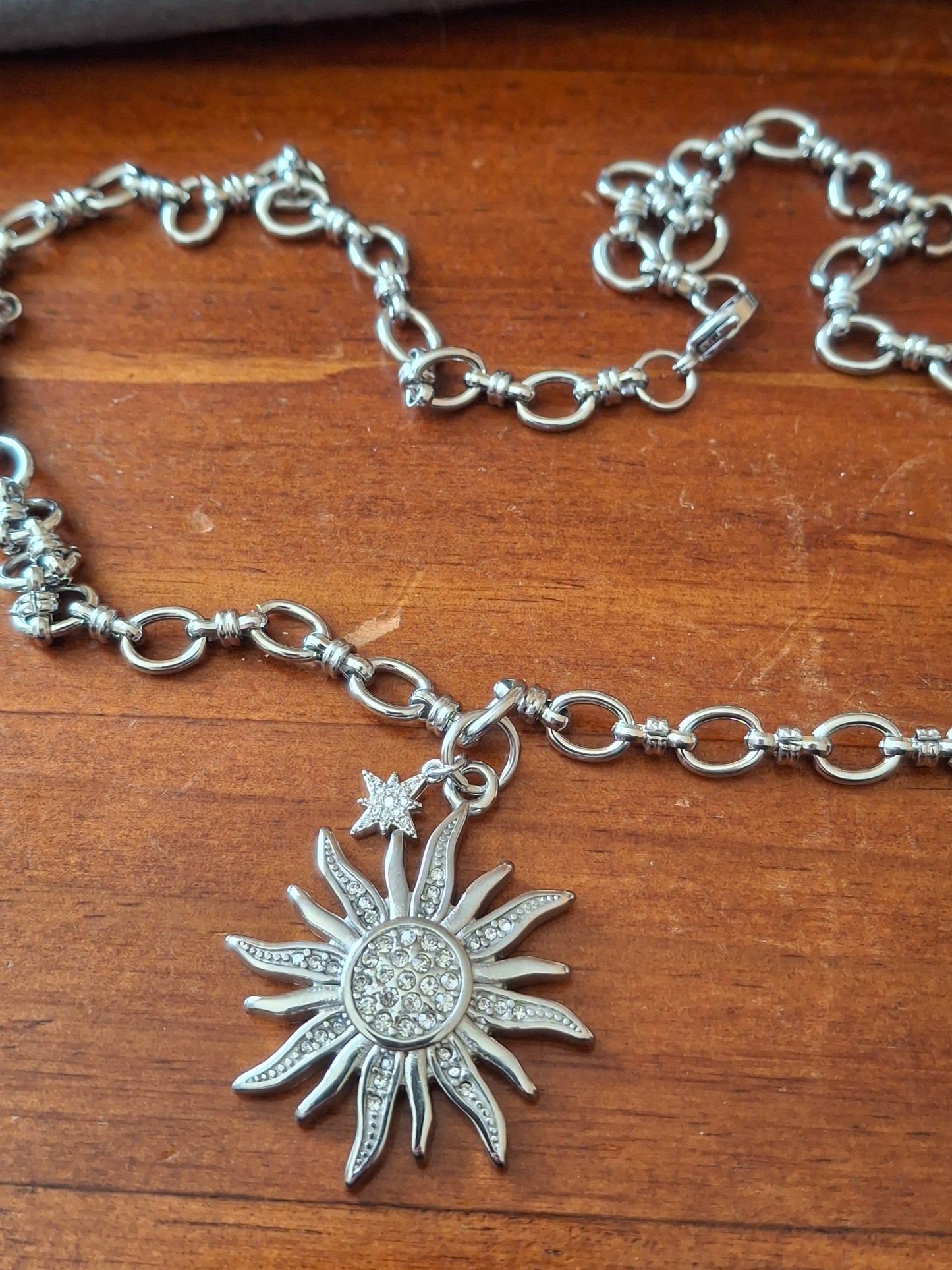 Sehr schöne Halskette, silberne Gliederkette, Edelstahl 316, großer polierter Sonnenanhänger aus Edelstahl 316