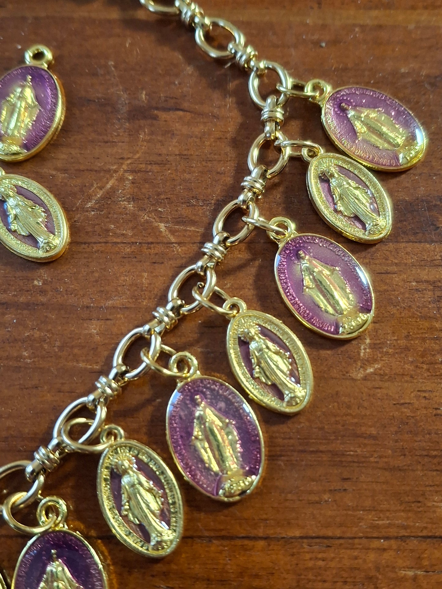 Verstellbare Panzerkette aus Edelstahl 316 mit vergoldeten Madonna-Anhängern aus Kupfer und Messing, handgefertigt