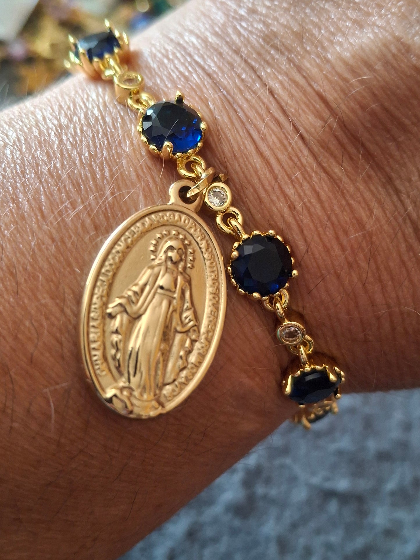 Bracelet chaîne en laiton doré plaqué or 18K sertie cristal bleu marine et grande médaille madone stainless steel 316 poli handmade
