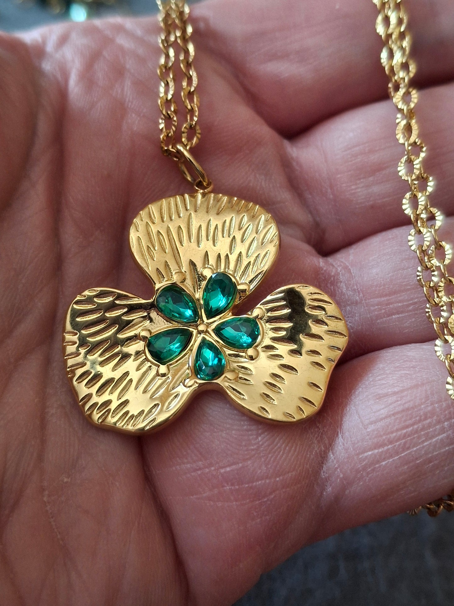 Collier chaîne dorée acier inoxydable stainless steel 316 ,pendentif fleur stainless steel 316 poli