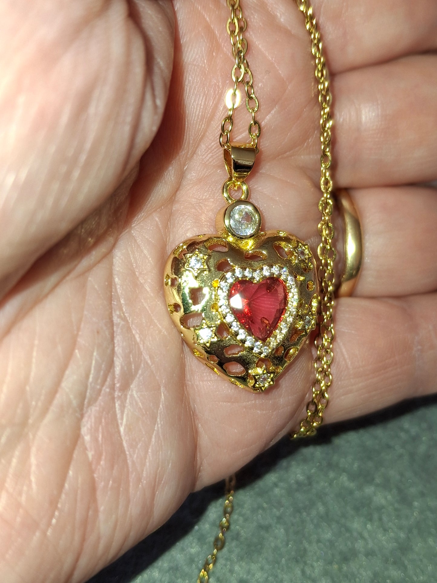 Collier chaîne dorée acier inoxydable stainless steel 316 pendentif coeur plaqué or 18K serti zirconium et cristal AAA austrian